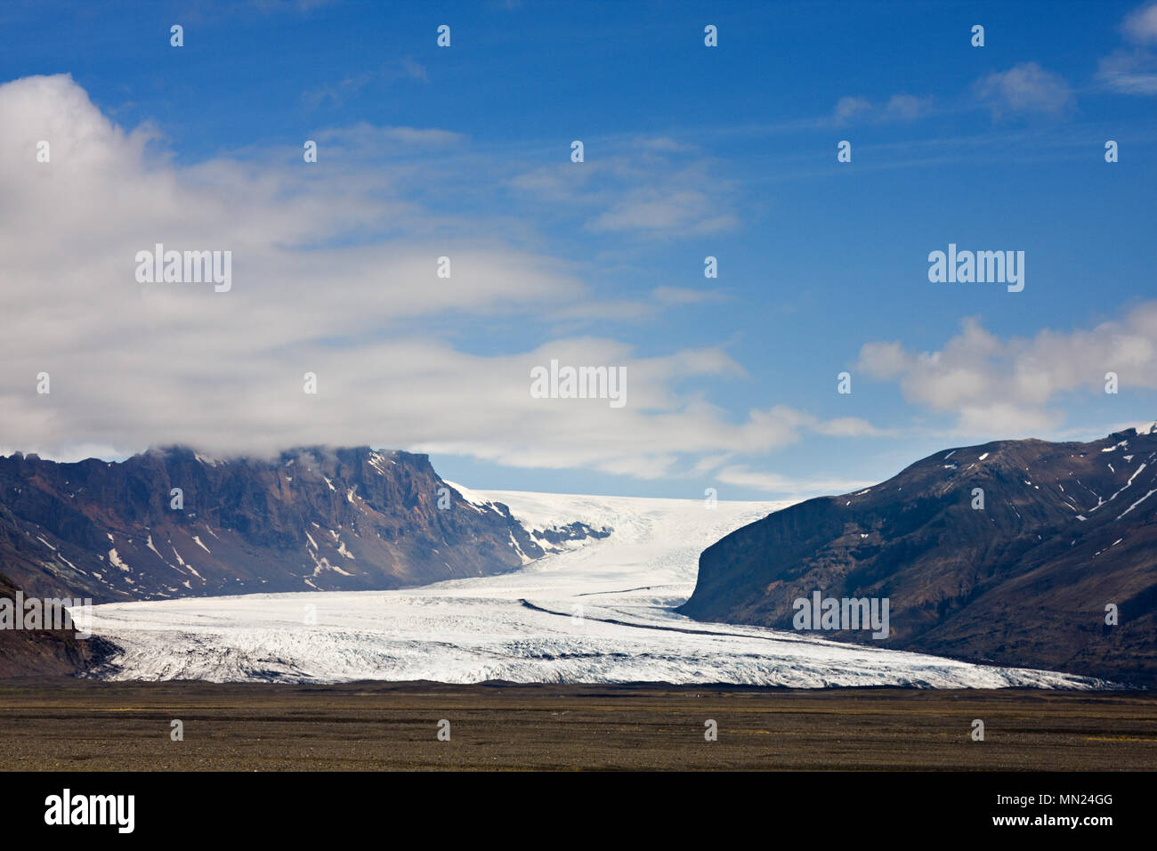 Vista dalla strada principale per una grande lingua del ghiacciaio del Vatnajoekull in Islanda. Foto Stock