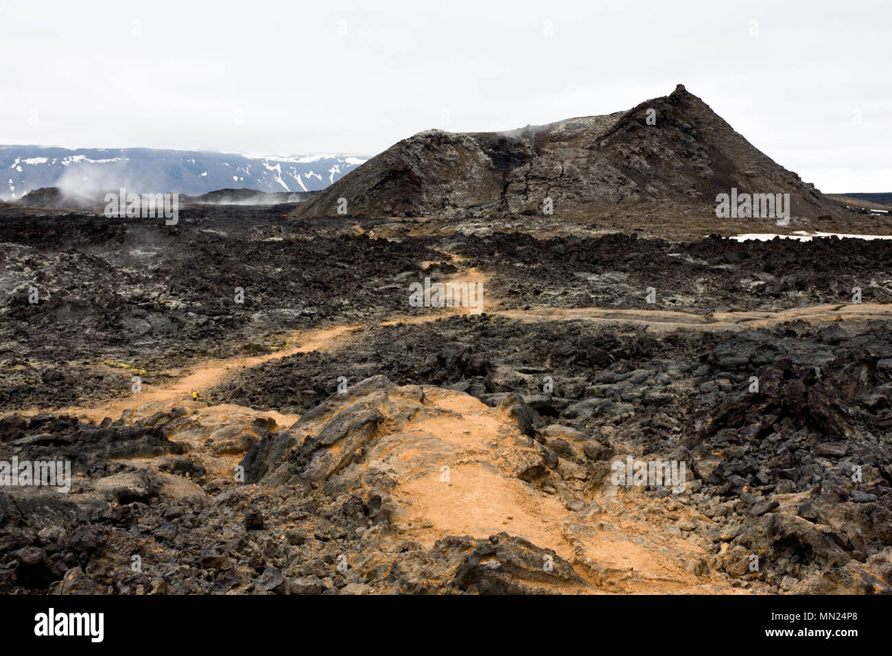 Lava fumante paesaggio con un cratere, Islanda. Foto Stock