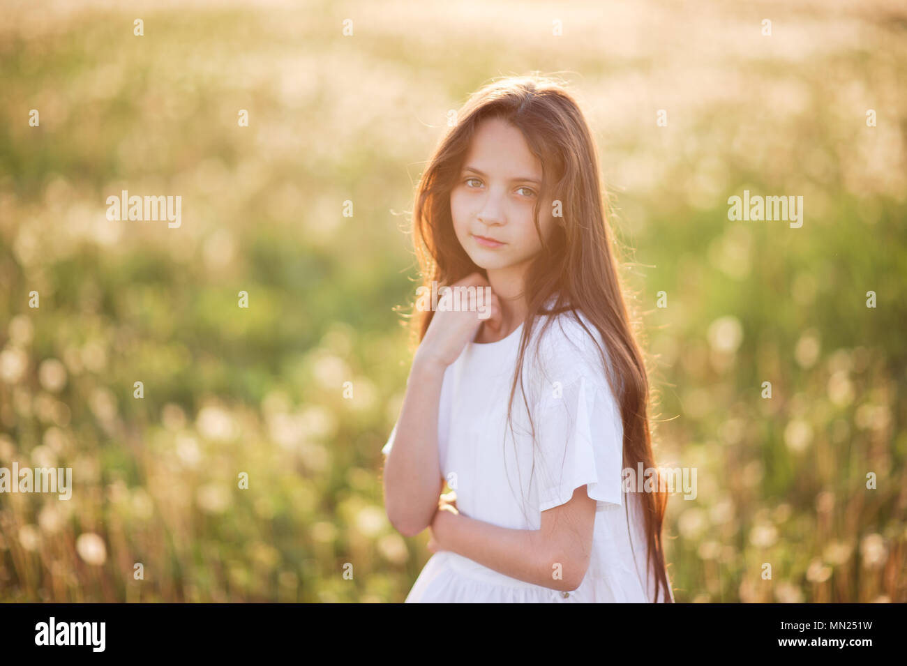 Ritratto di giovane e bella ragazza in estate campo al tramonto Foto Stock