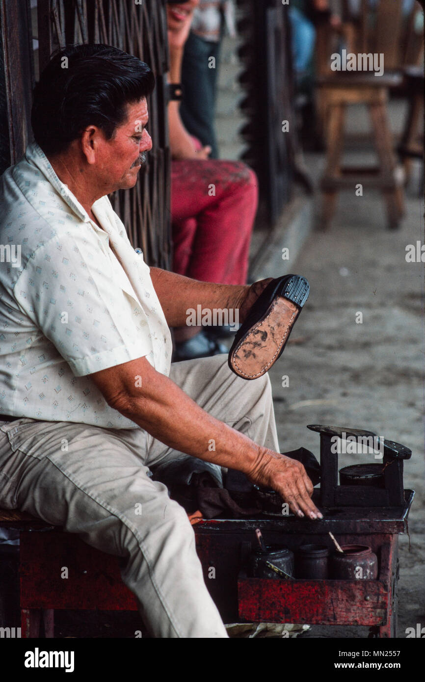 Managua, Nicaragua, Giugno 1986. Il mercato orientale, il più grande mercato del capitale - un calzolaio al lavoro. Foto Stock