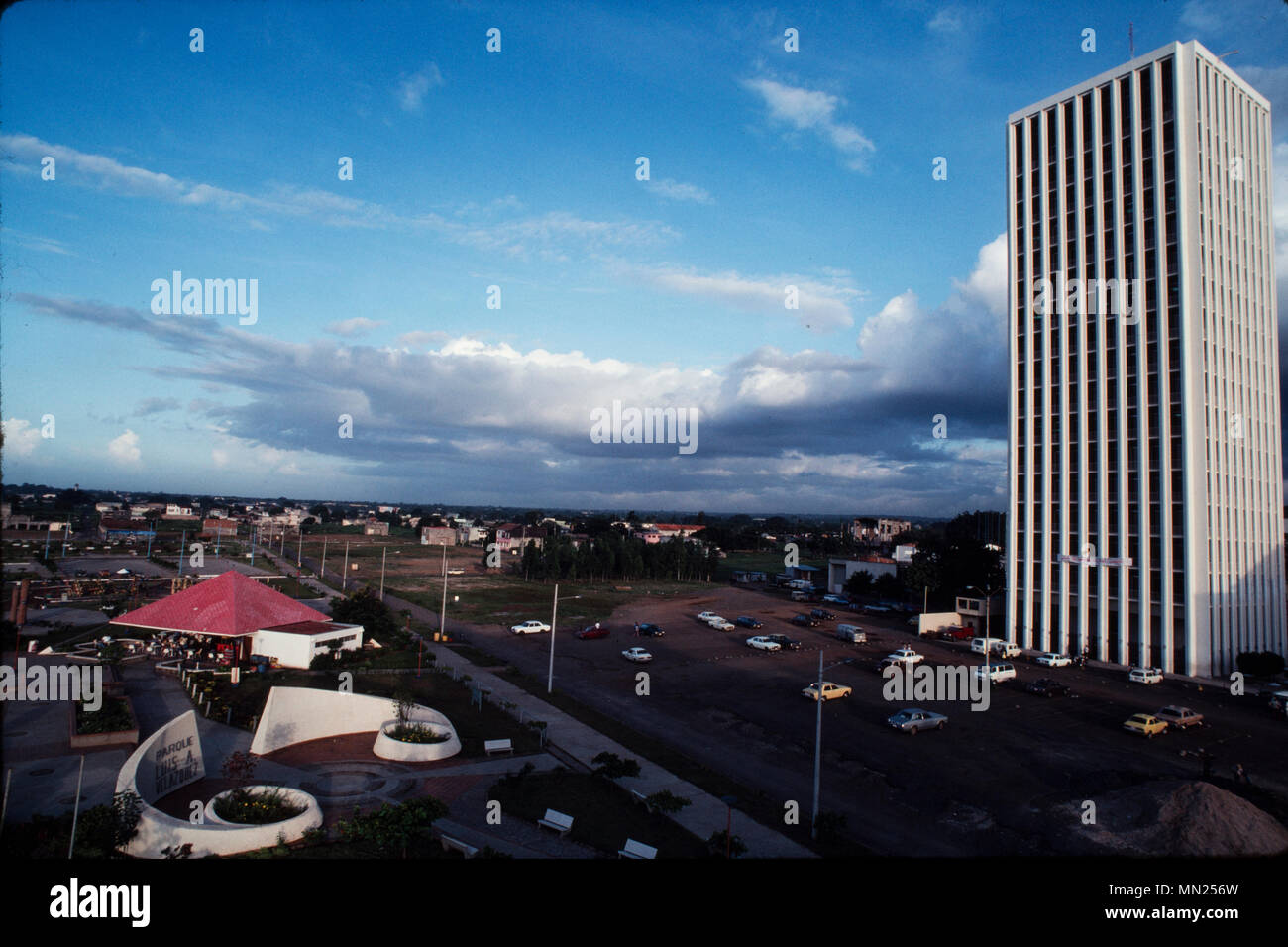 Managua, Nicaragua, giugno 1986; il centro della città è oggi un parco. Il Ministero degli interni è sulla destra. Il centro della città è stato distrutto da un terremoto nel 1972. Foto Stock