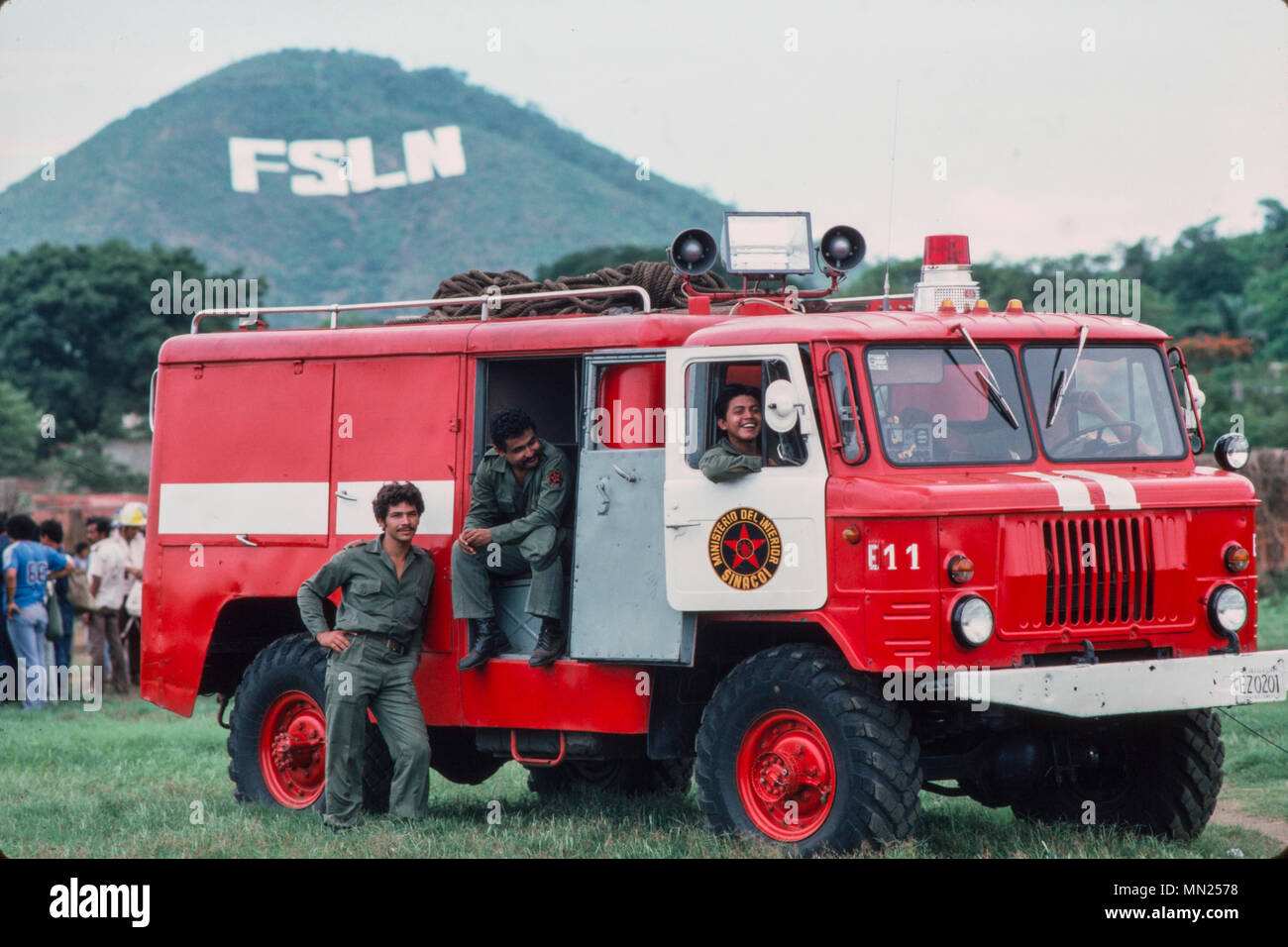 Managua, Nicaragua, giugno 1986; lavoratori in fabbrica facendo antincendio con formazione della città vigili del fuoco. Foto Stock