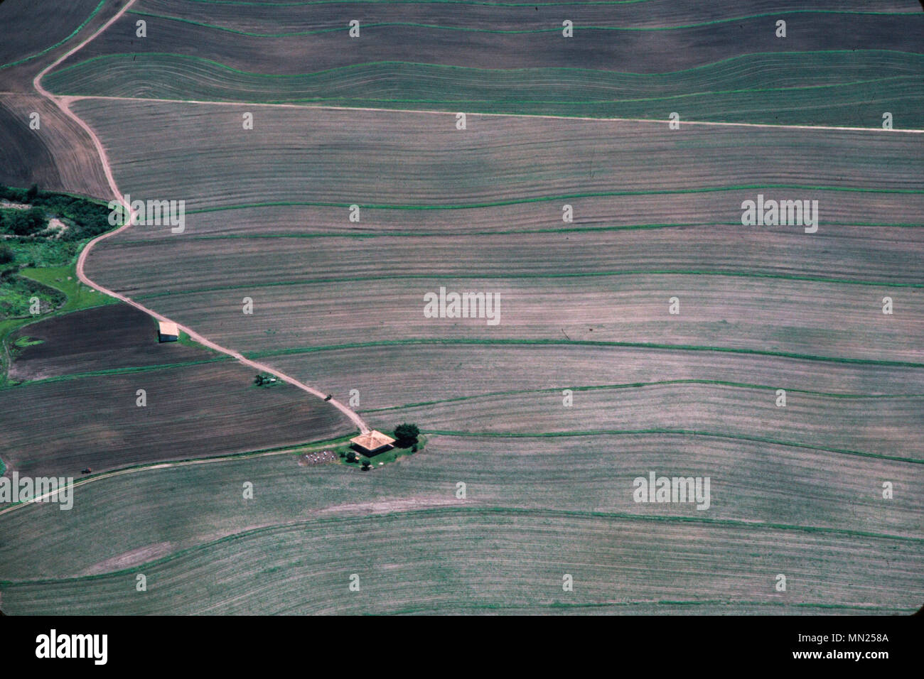 Managua, Nicaragua, giugno 1986; antenna di campi arati nei pressi della capitale. Foto Stock