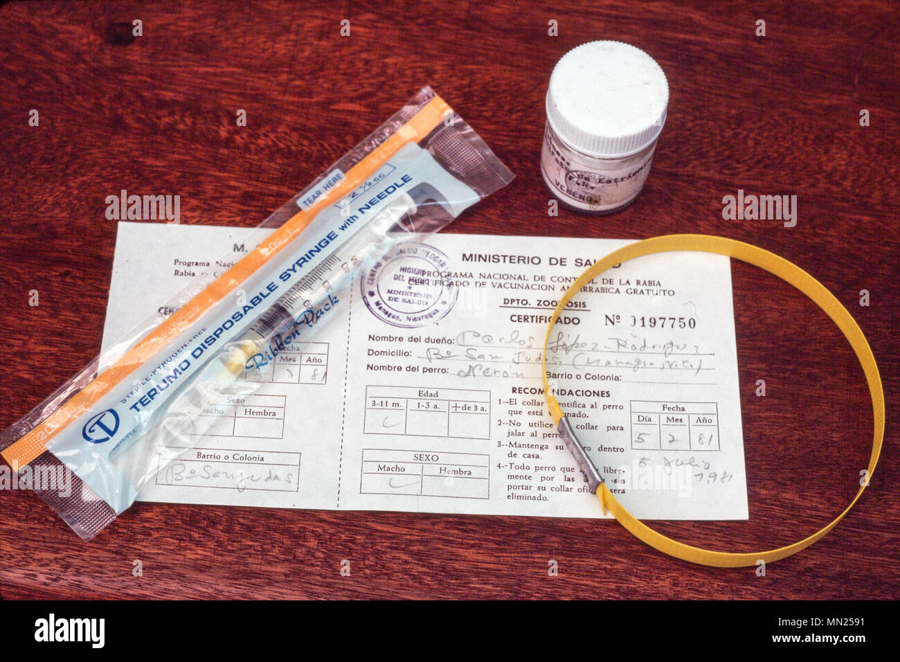 Managua, Nicaragua, luglio 1981; un Ministero della Salute documento, la siringa e la medicina per un morso di cane. Foto Stock
