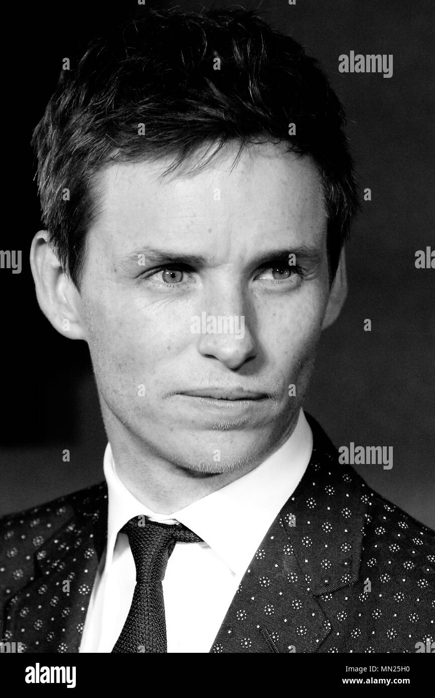 Londra, Inghilterra - novembre 15: Editor Nota: l'immagine convertita in bianco e nero) Eddie Redmayne assiste la premiere europeo dell' fantastico bestie e dove trovarli' di Odeon Leicester Square il 15 novembre 2016 a Londra, Inghilterra. Foto Stock