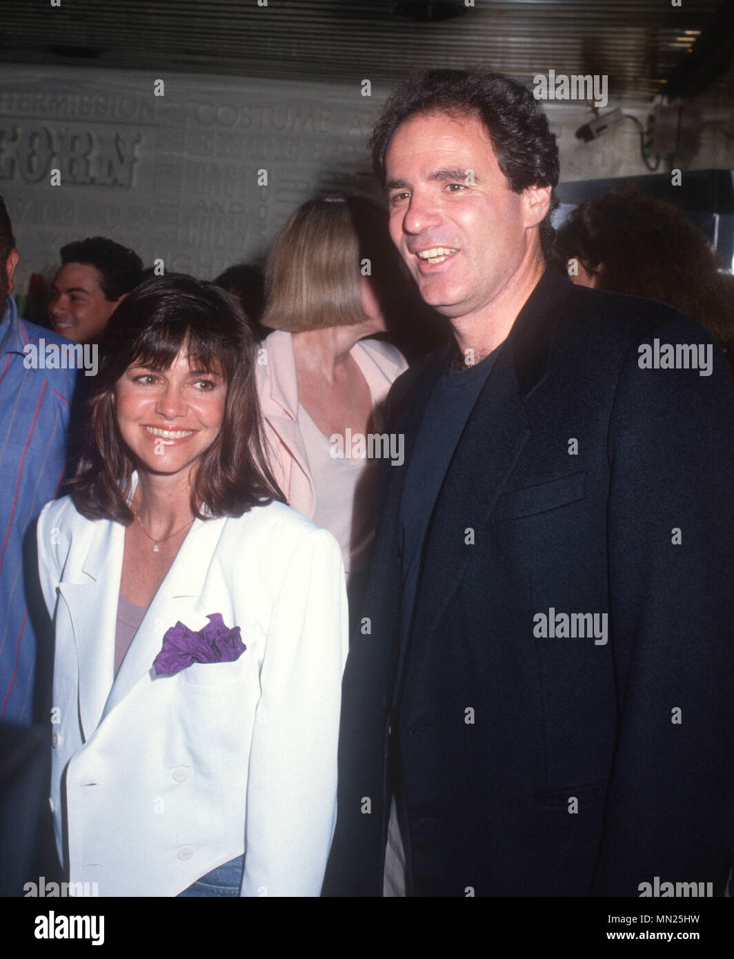 LOS ANGELES, CA - 19 Luglio: (L-R) Attrice Sally Field e produttore Alan Greisman frequentare lo screening di "Freshman' sulla luglio 19, 1990 a Los Angeles, California. Foto di Barry re/Alamy Stock Photo Foto Stock