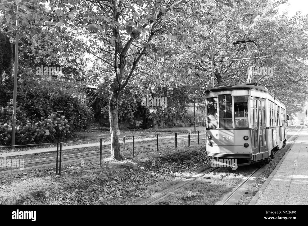 Milano, Italia - 30 ottobre 2016: il vecchio tram vintage sulla via di Milano, Italia . Simbolo della mobilità, ecologia e dell'energia alternativa Foto Stock