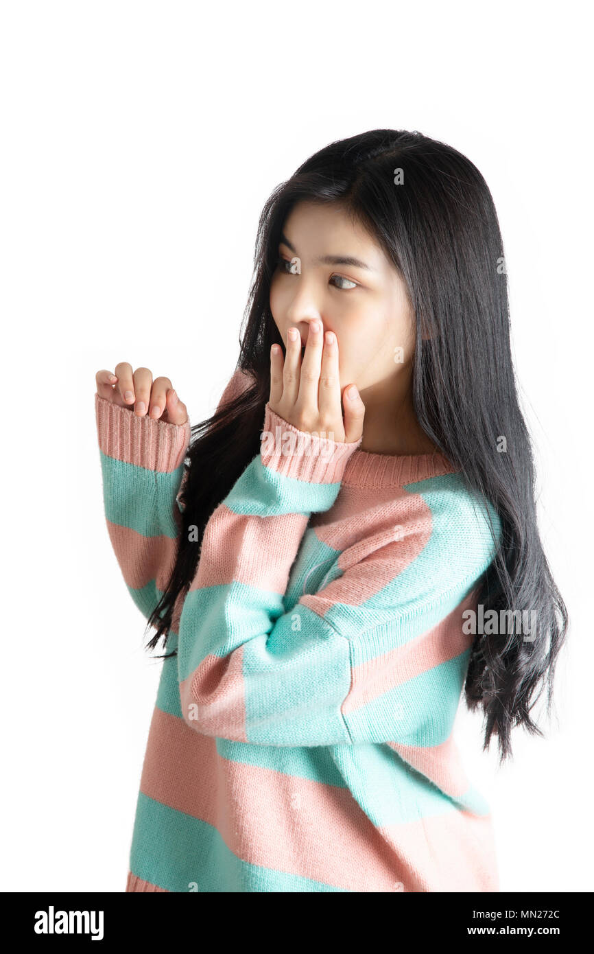 Side Shot foto della ragazza sorpreso cercando qualcosa e mettere la sua mano sinistra sulla sua bocca su sfondo bianco. Foto Stock