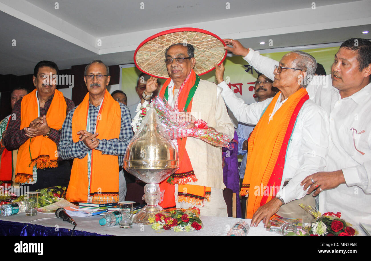 Guwahati (India). 13 Maggio, 2018. Il dott. Nirmal Kumar Choudhury ex Vice Gran Cancelliere dell Università di Gauhati dando via il 7° Anairam Nunisa Lifetime Achievement Award per il Senior giornalista Haider Hussain durante un premio in funzione di Guwahati. Credito: David Talukdar/Pacific Press/Alamy Live News Foto Stock