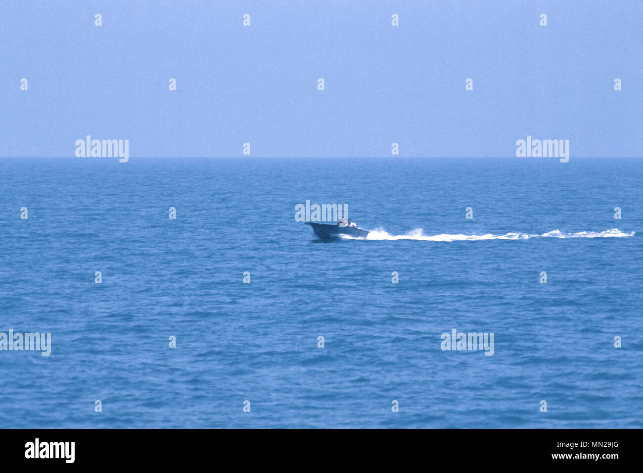 Un motoscafo iraniano in Bandar Abbas Anchorage, nello Stretto di Hormuz, colmando il Golfo Persico e il Golfo di Oman, è una delle più importanti vie navigabili per le esportazioni di petrolio, e il 20% di tutto il mondo la produzione di petrolio passa attraverso lo stretto. Foto Stock