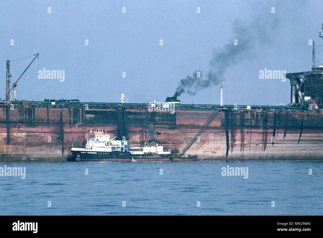 Olio supertankers ancorato al Bandar Abbas Anchorage, nello Stretto di Hormuz, colmando il Golfo Persico e il Golfo di Oman - una delle più importanti vie navigabili per le esportazioni di petrolio, dal quale il 20% di tutto il mondo la produzione di petrolio passa attraverso lo stretto. Foto Stock