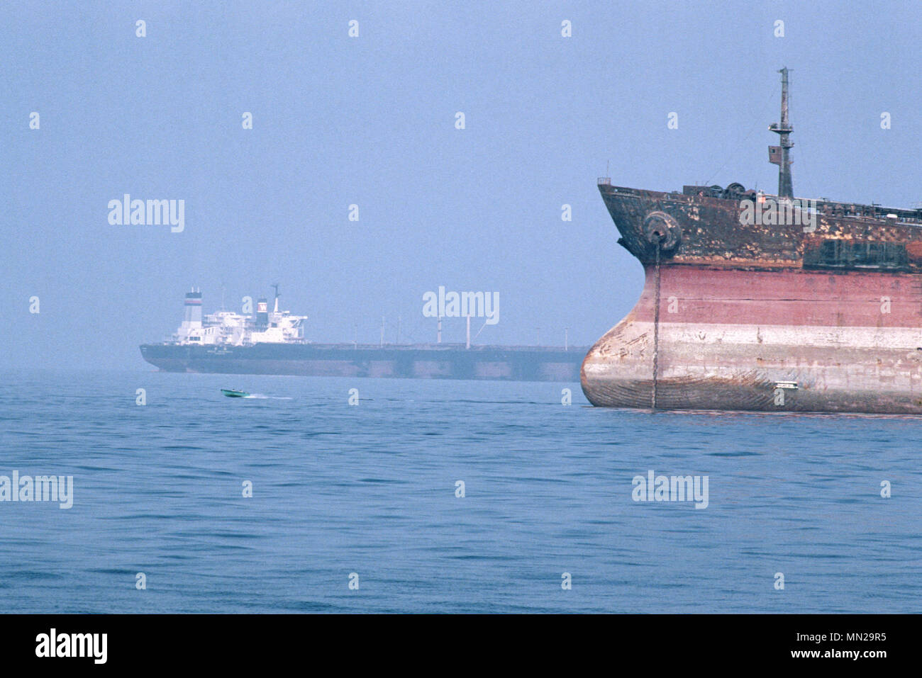 Olio supertankers ancorato al Bandar Abbas Anchorage, nello Stretto di Hormuz, colmando il Golfo Persico e il Golfo di Oman - una delle più importanti vie navigabili per le esportazioni di petrolio, dal quale il 20% di tutto il mondo la produzione di petrolio passa attraverso lo stretto. Foto Stock