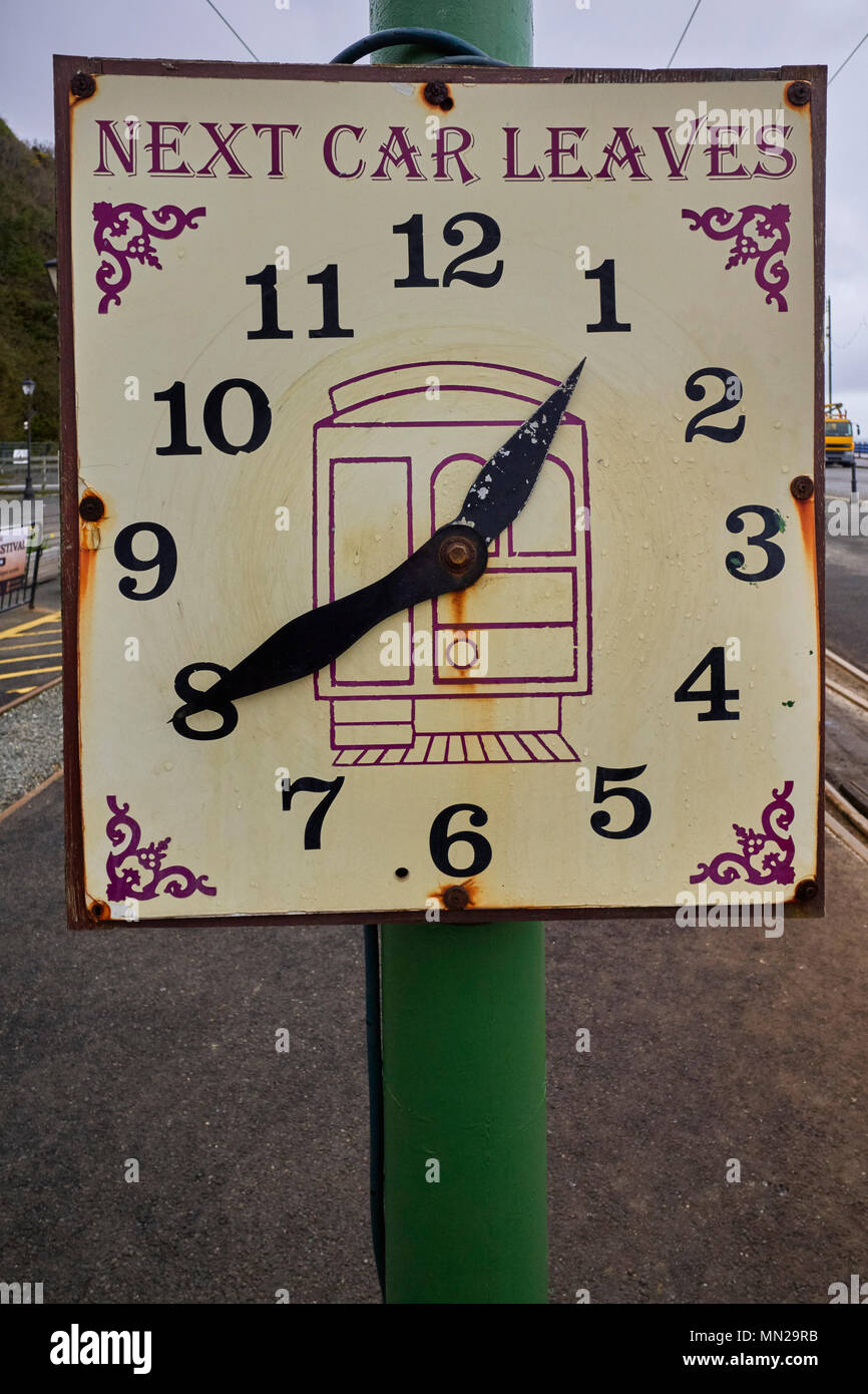 Clockface mostra il tempo del successivo treno elettrico a Ramsey da Douglas Foto Stock