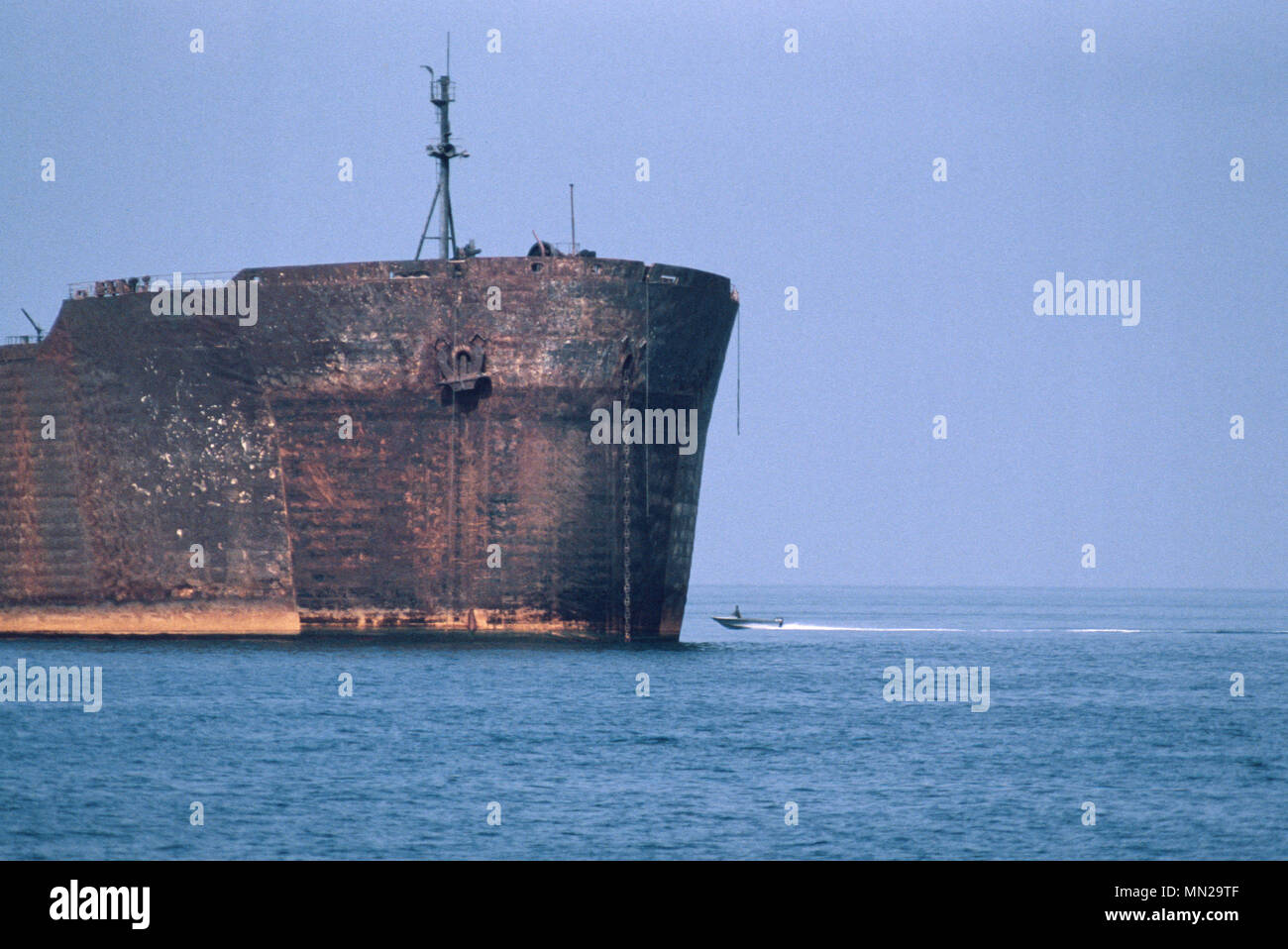 Olio supertankers ancorato al Bandar Abbas Anchorage, nello Stretto di Hormuz, colmando il Golfo Persico e il Golfo di Oman - una delle più importanti vie navigabili per le esportazioni di petrolio, dal quale il 20% di tutto il mondo la produzione di petrolio passa attraverso lo stretto. Foto Stock