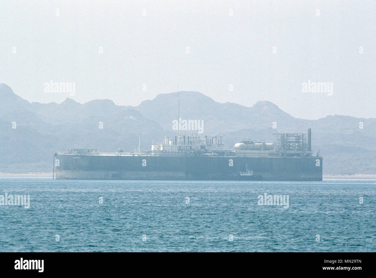 Olio supertankers ancorato al Bandar Abbas Anchorage, nello Stretto di Hormuz, colmando il Golfo Persico e il Golfo di Oman - una delle più importanti vie navigabili per le esportazioni di petrolio, dal quale il 20% di tutto il mondo la produzione di petrolio passa attraverso lo stretto. Foto Stock