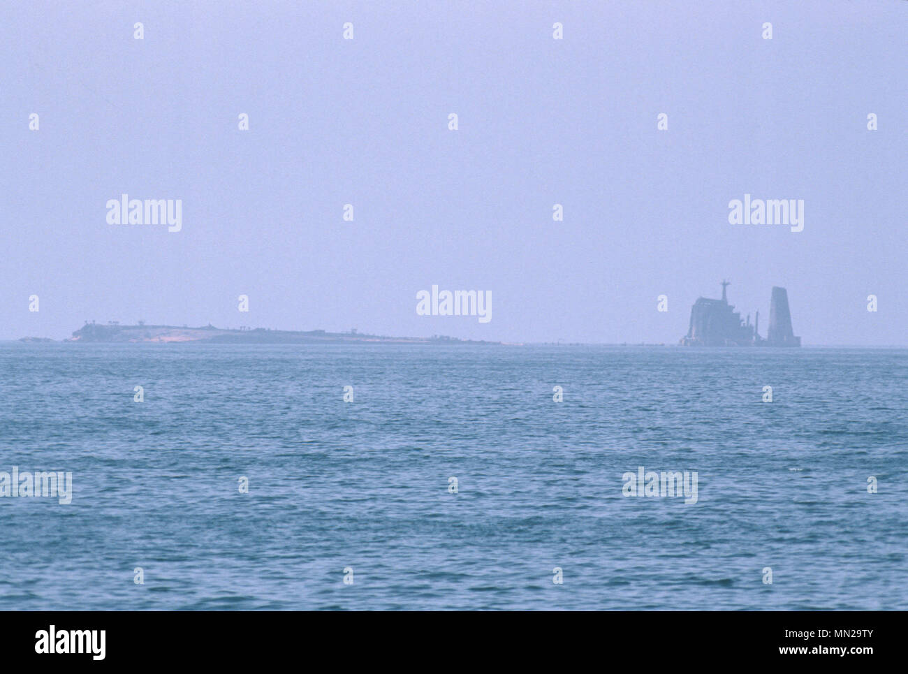 Olio supertankers ancorato al Bandar Abbas Anchorage, nello Stretto di Hormuz, colmando il Golfo Persico e il Golfo di Oman - una delle più importanti vie navigabili per le esportazioni di petrolio, dal quale il 20% di tutto il mondo la produzione di petrolio passa attraverso lo stretto. Foto Stock