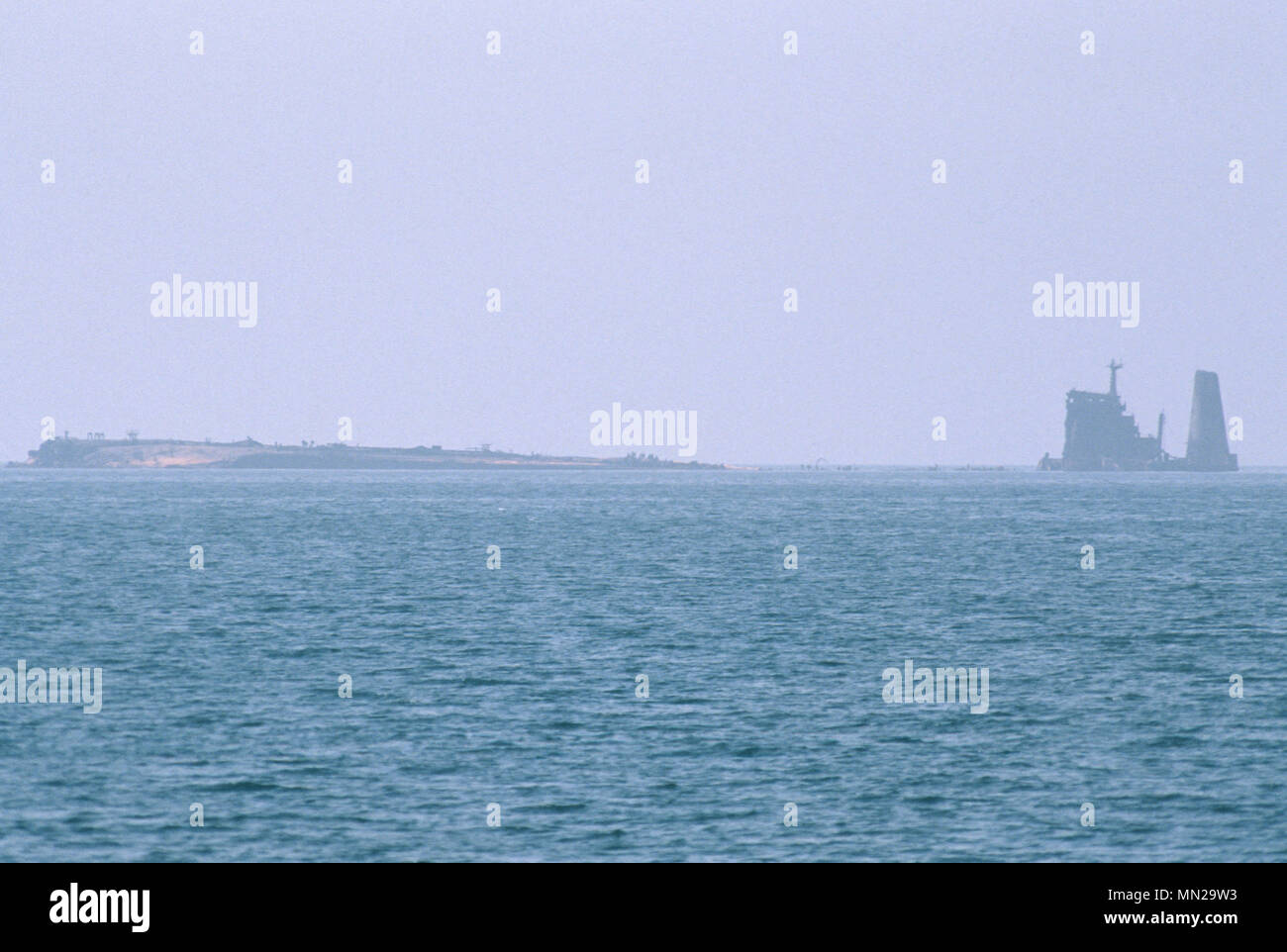 Olio supertankers ancorato al Bandar Abbas Anchorage, nello Stretto di Hormuz, colmando il Golfo Persico e il Golfo di Oman - una delle più importanti vie navigabili per le esportazioni di petrolio, dal quale il 20% di tutto il mondo la produzione di petrolio passa attraverso lo stretto. Foto Stock