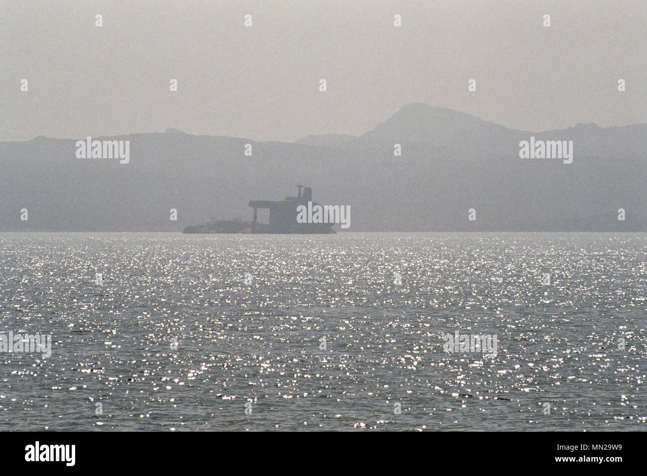 Olio supertankers ancorato al Bandar Abbas Anchorage, nello Stretto di Hormuz, colmando il Golfo Persico e il Golfo di Oman - una delle più importanti vie navigabili per le esportazioni di petrolio, dal quale il 20% di tutto il mondo la produzione di petrolio passa attraverso lo stretto. Foto Stock