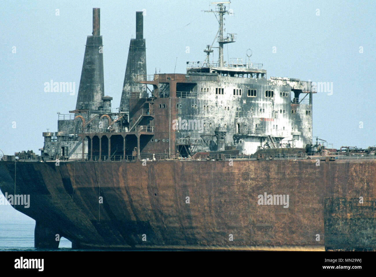 Olio supertankers ancorato al Bandar Abbas Anchorage, nello Stretto di Hormuz, colmando il Golfo Persico e il Golfo di Oman - una delle più importanti vie navigabili per le esportazioni di petrolio, dal quale il 20% di tutto il mondo la produzione di petrolio passa attraverso lo stretto. Foto Stock