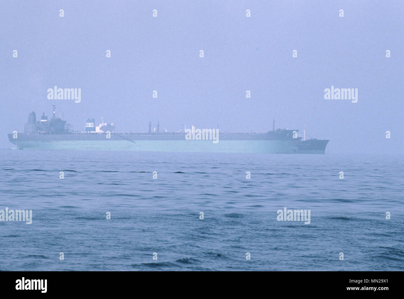 Olio supertankers ancorato al Bandar Abbas Anchorage, nello Stretto di Hormuz, colmando il Golfo Persico e il Golfo di Oman - una delle più importanti vie navigabili per le esportazioni di petrolio, dal quale il 20% di tutto il mondo la produzione di petrolio passa attraverso lo stretto. Foto Stock