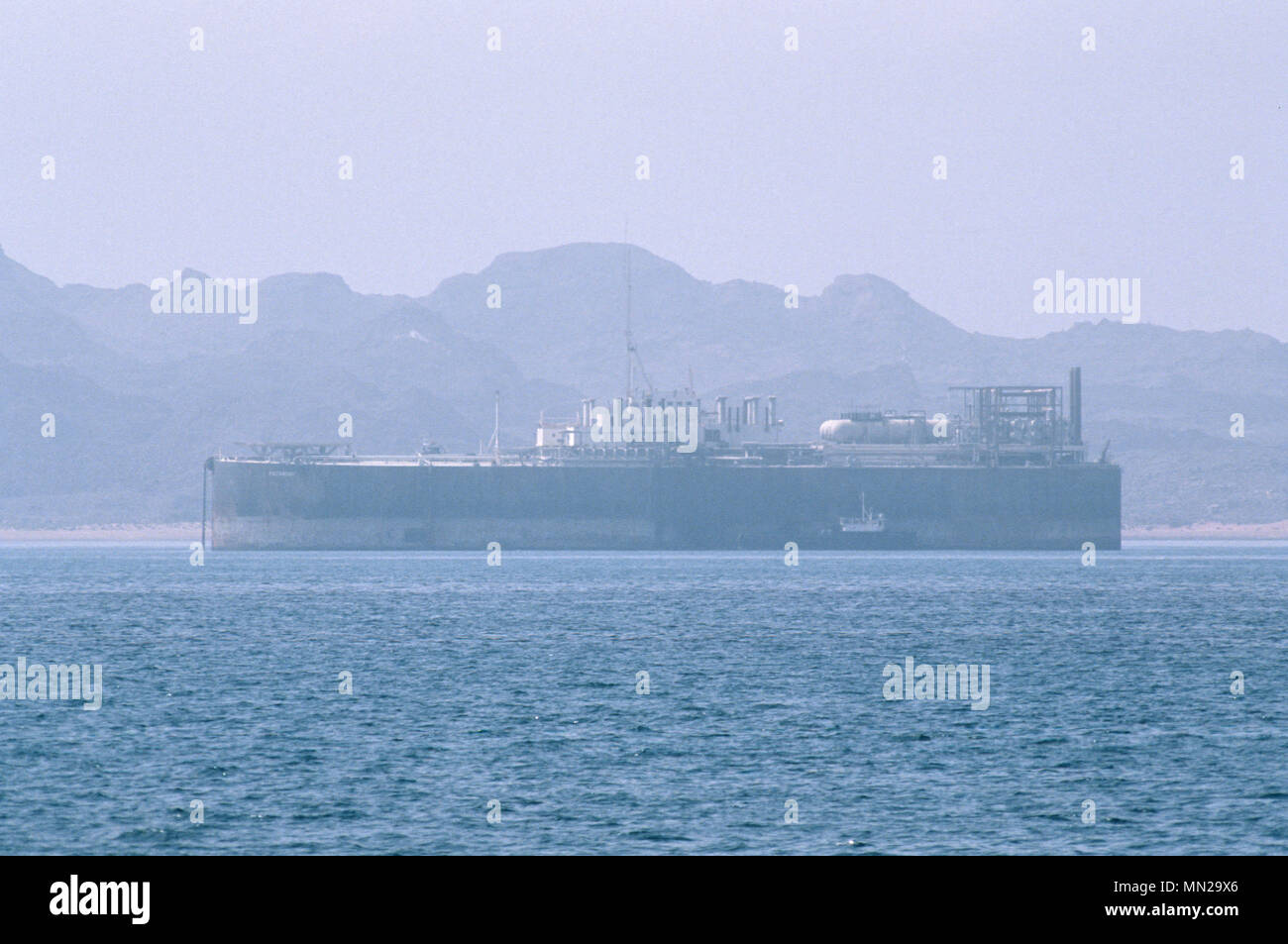 Olio supertankers ancorato al Bandar Abbas Anchorage, nello Stretto di Hormuz, colmando il Golfo Persico e il Golfo di Oman - una delle più importanti vie navigabili per le esportazioni di petrolio, dal quale il 20% di tutto il mondo la produzione di petrolio passa attraverso lo stretto. Foto Stock