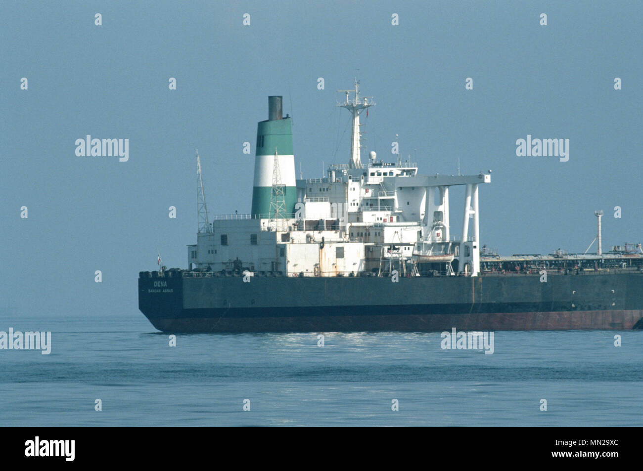 Olio supertankers ancorato al Bandar Abbas Anchorage, nello Stretto di Hormuz, colmando il Golfo Persico e il Golfo di Oman - una delle più importanti vie navigabili per le esportazioni di petrolio, dal quale il 20% di tutto il mondo la produzione di petrolio passa attraverso lo stretto. Foto Stock