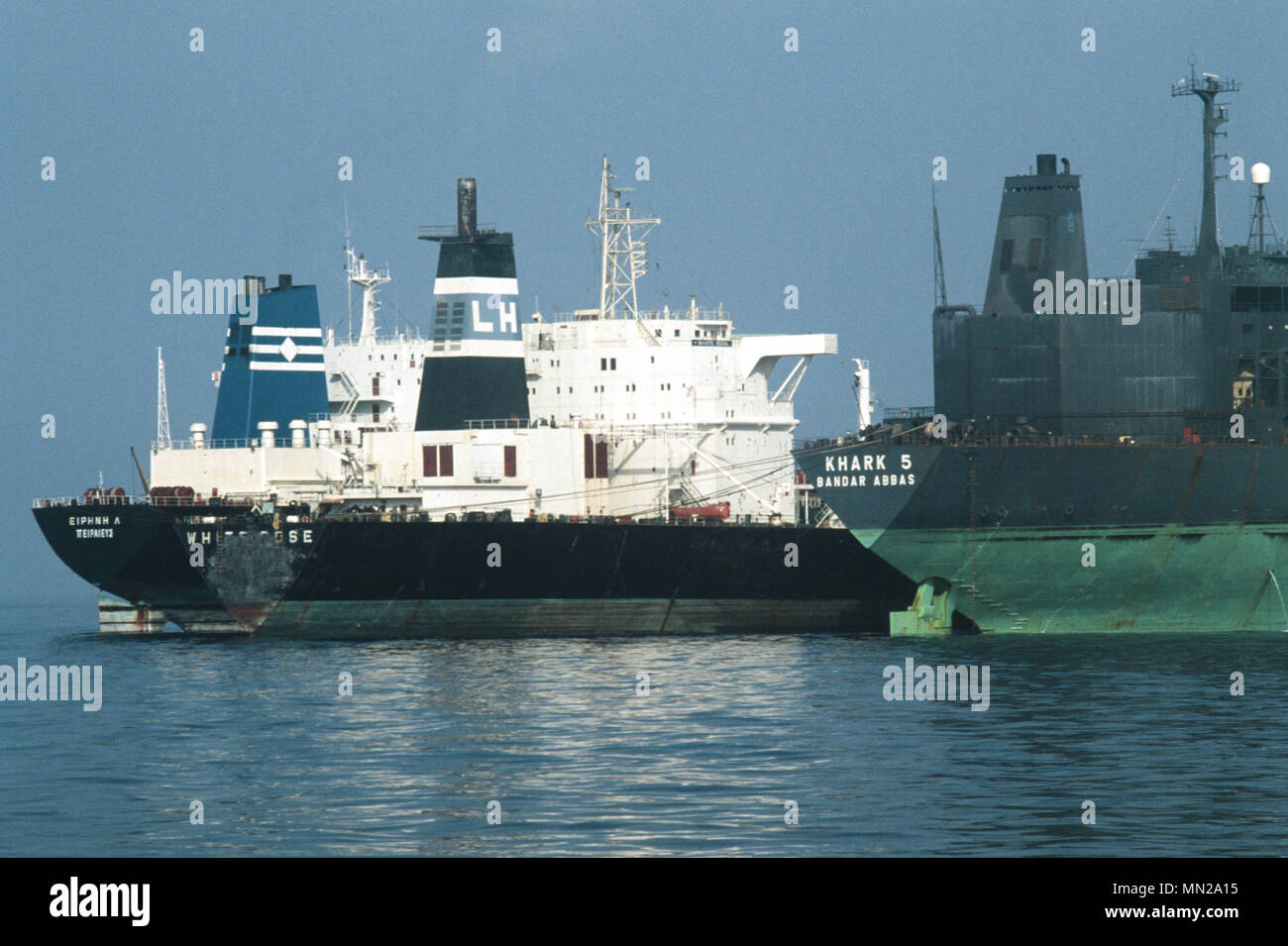 Olio supertankers ancorato al Bandar Abbas Anchorage, nello Stretto di Hormuz, colmando il Golfo Persico e il Golfo di Oman - una delle più importanti vie navigabili per le esportazioni di petrolio, dal quale il 20% di tutto il mondo la produzione di petrolio passa attraverso lo stretto. Foto Stock
