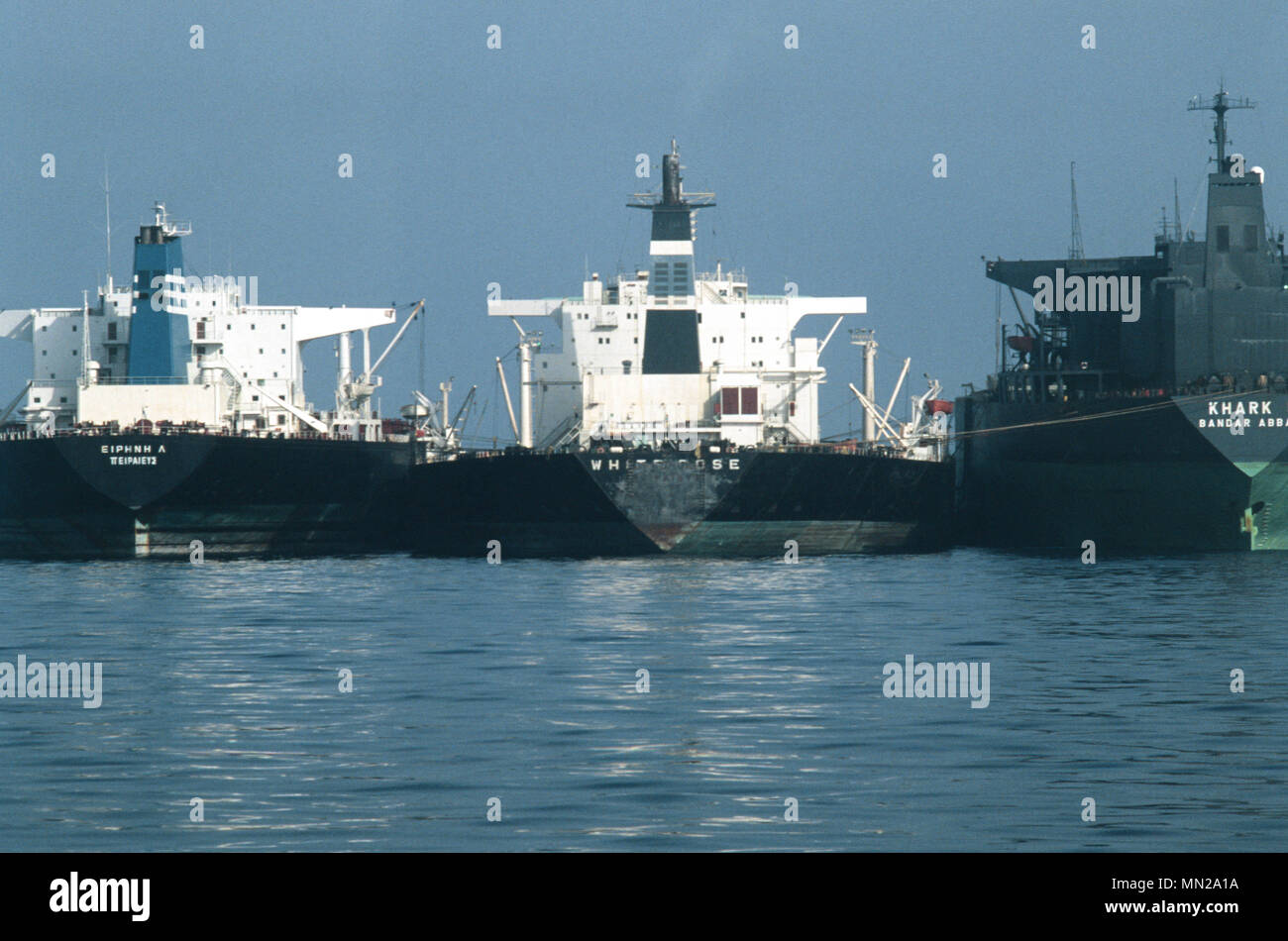 Olio supertankers ancorato al Bandar Abbas Anchorage, nello Stretto di Hormuz, colmando il Golfo Persico e il Golfo di Oman - una delle più importanti vie navigabili per le esportazioni di petrolio, dal quale il 20% di tutto il mondo la produzione di petrolio passa attraverso lo stretto. Foto Stock