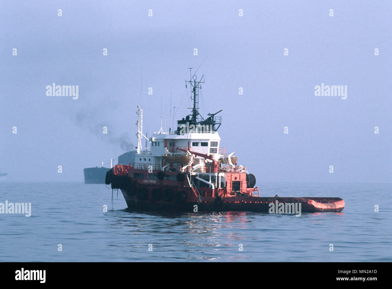Olio supertankers ancorato al Bandar Abbas Anchorage, nello Stretto di Hormuz, colmando il Golfo Persico e il Golfo di Oman - una delle più importanti vie navigabili per le esportazioni di petrolio, dal quale il 20% di tutto il mondo la produzione di petrolio passa attraverso lo stretto. Foto Stock