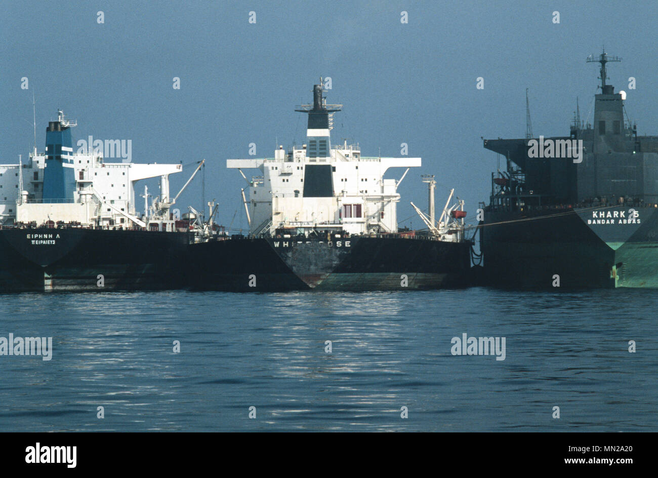 Olio supertankers ancorato al Bandar Abbas Anchorage, nello Stretto di Hormuz, colmando il Golfo Persico e il Golfo di Oman - una delle più importanti vie navigabili per le esportazioni di petrolio, dal quale il 20% di tutto il mondo la produzione di petrolio passa attraverso lo stretto. Foto Stock