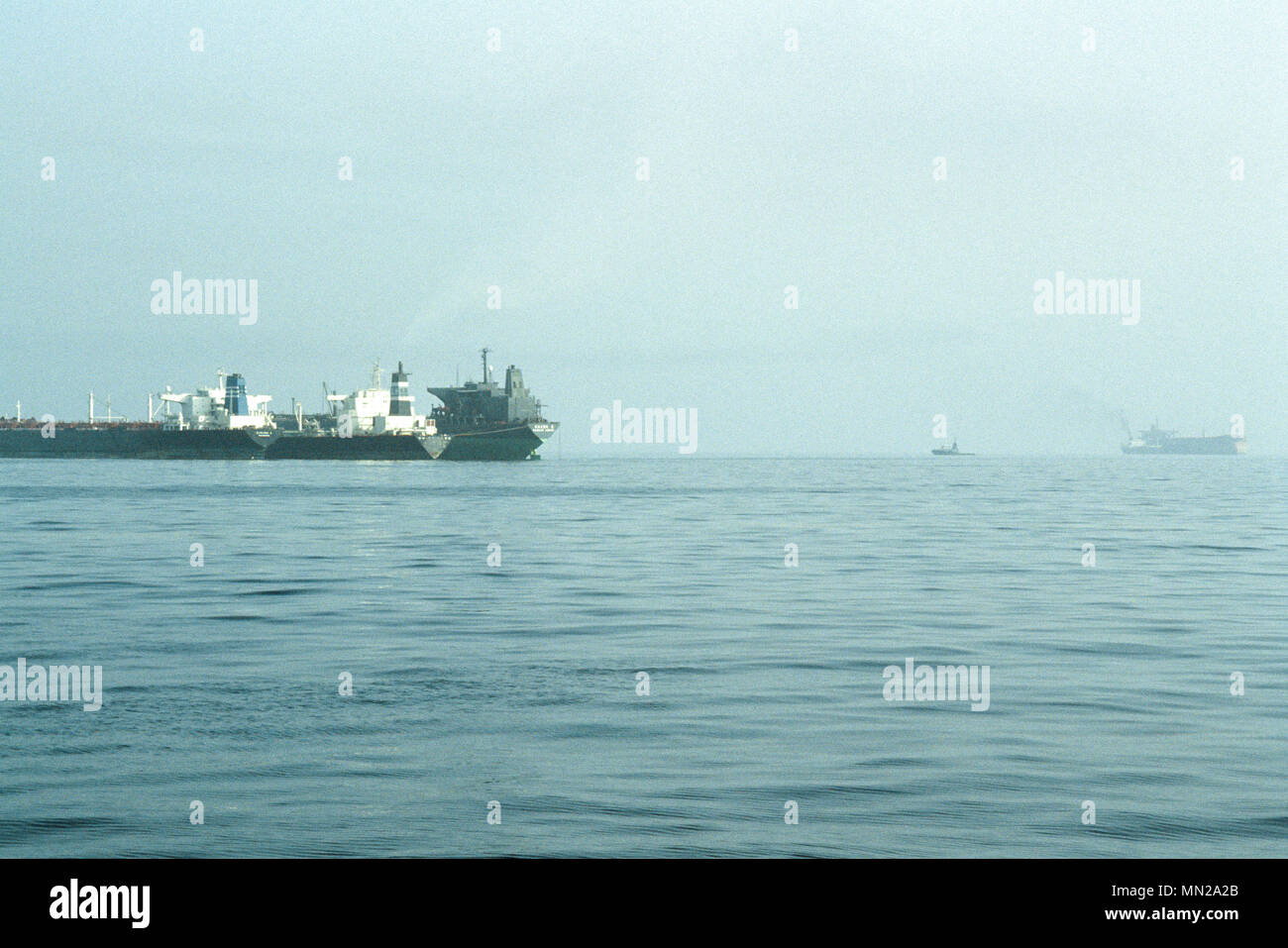 Olio supertankers ancorato al Bandar Abbas Anchorage, nello Stretto di Hormuz, colmando il Golfo Persico e il Golfo di Oman - una delle più importanti vie navigabili per le esportazioni di petrolio, dal quale il 20% di tutto il mondo la produzione di petrolio passa attraverso lo stretto. Foto Stock