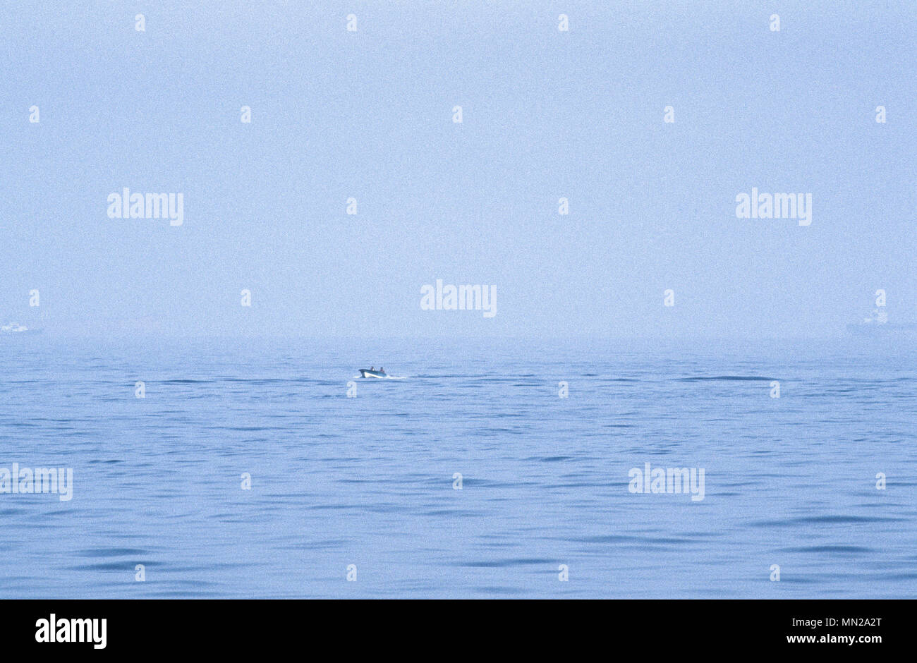 Un motoscafo iraniano in Bandar Abbas Anchorage, nello Stretto di Hormuz, colmando il Golfo Persico e il Golfo di Oman, è una delle più importanti vie navigabili per le esportazioni di petrolio, e il 20% di tutto il mondo la produzione di petrolio passa attraverso lo stretto. Foto Stock