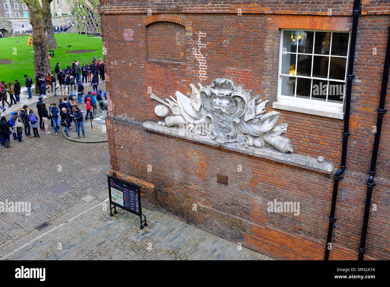 Stemma della Royal Army Ordnance corps nella Torre di Londra, in Inghilterra, Regno Unito Foto Stock