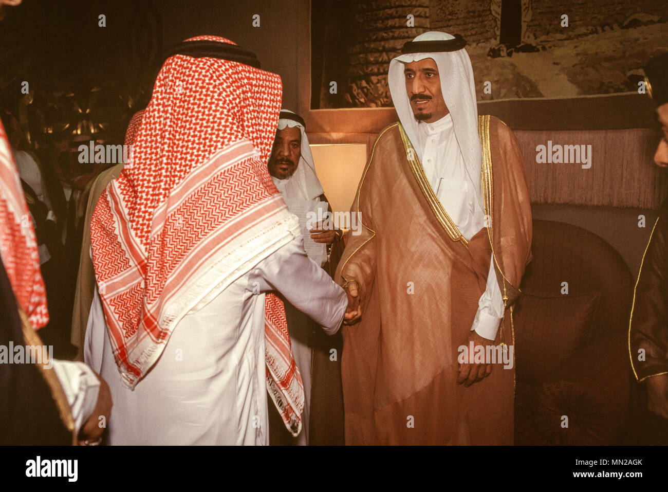 Righello di Arabia Saudita re Salman, mentre ancora o il governatore della provincia di Riyadh, mostrata al suo palazzo a Riyadh in 1991 durante l udienza generale con cittadini sauditi. Principe Salman riuscito Re Abdullah al trono il 22 gennaio 2015. Foto Stock