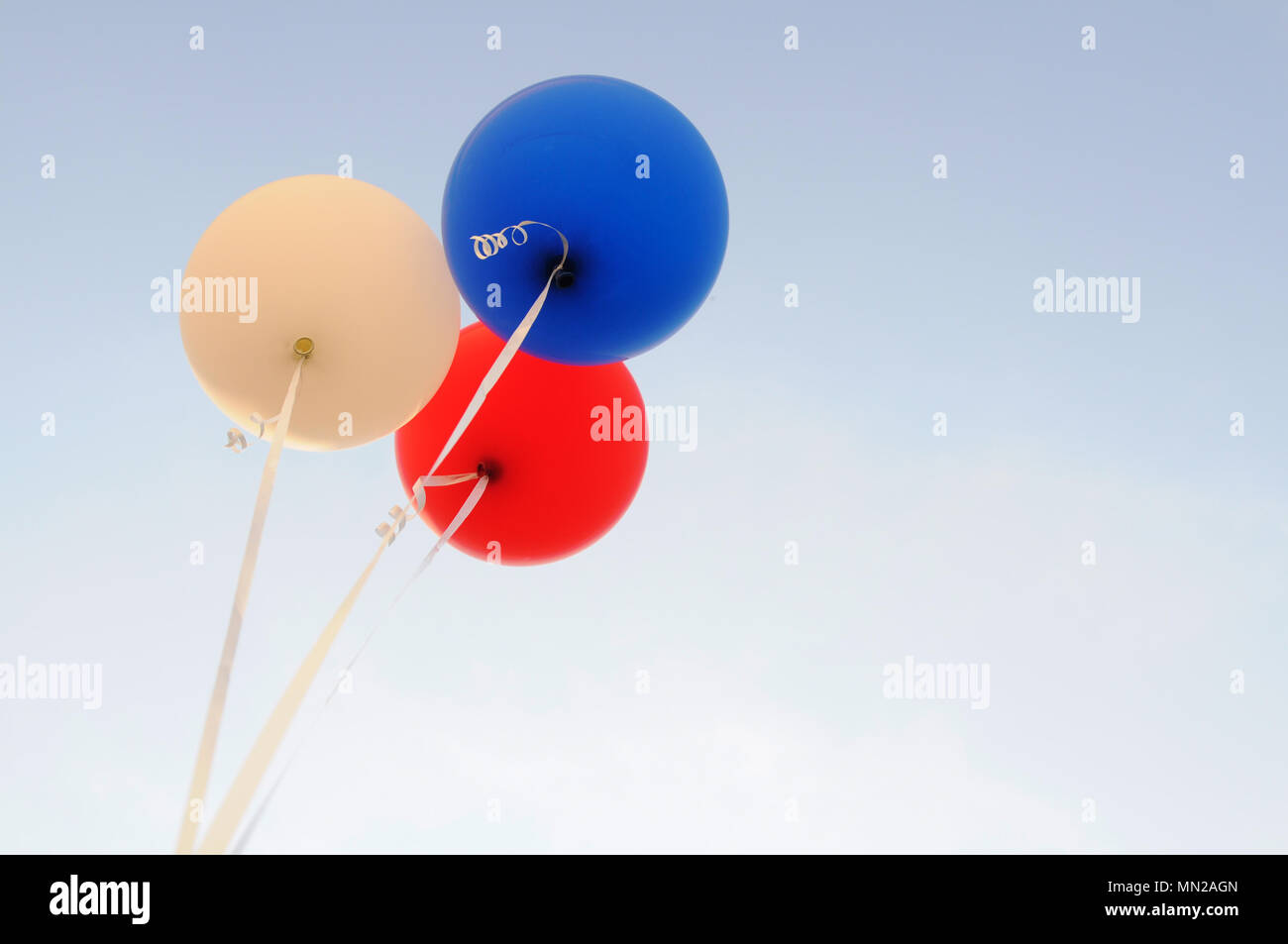 Palloncini in bianco, blu e rosso con spazio di copia Foto Stock