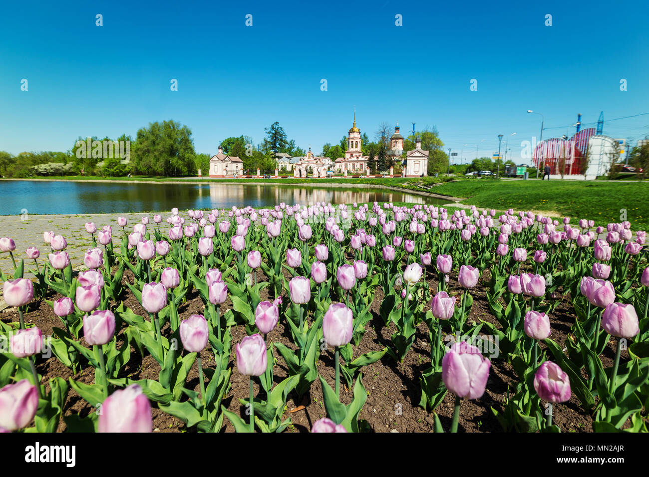 La Chiesa dell Esaltazione della Croce del Signore in Altufyevo, Mosca, Russia. Visualizzare presso l'entrata principale da stagno. Foto Stock