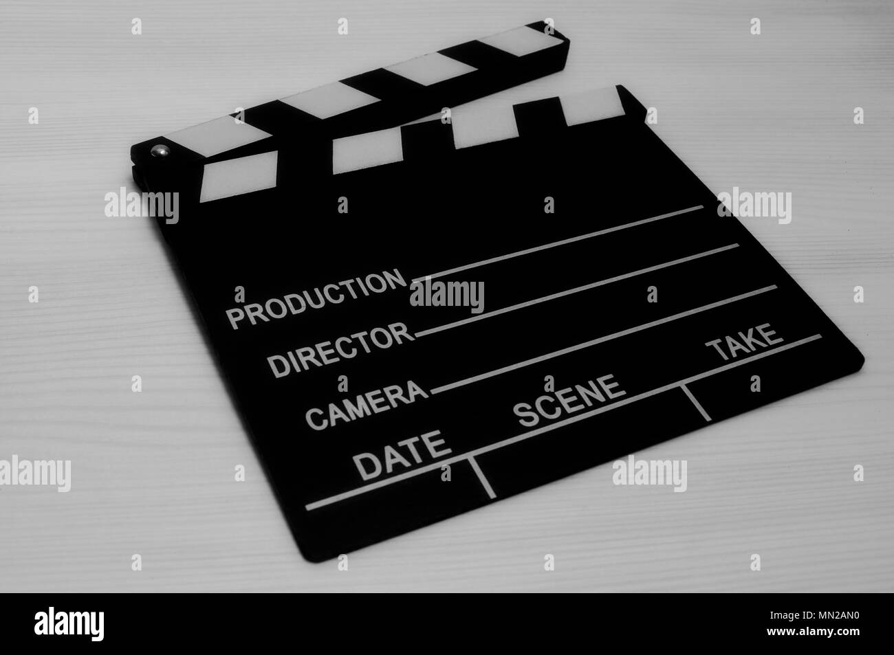 Produzione di ardesia di pellicola in bianco e nero su sfondo di legno Foto Stock