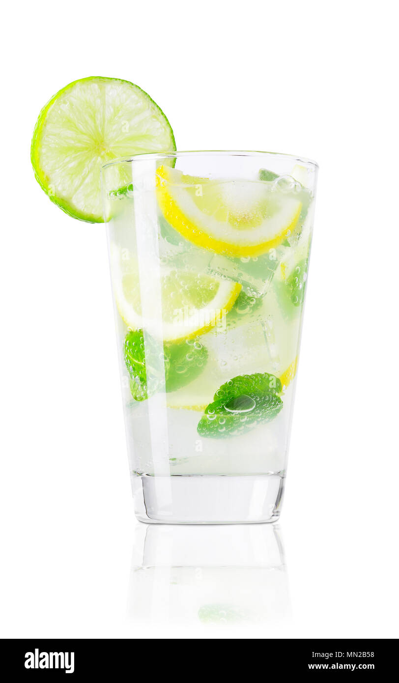 Bicchiere di limonata fredda isolato su bianco Foto Stock