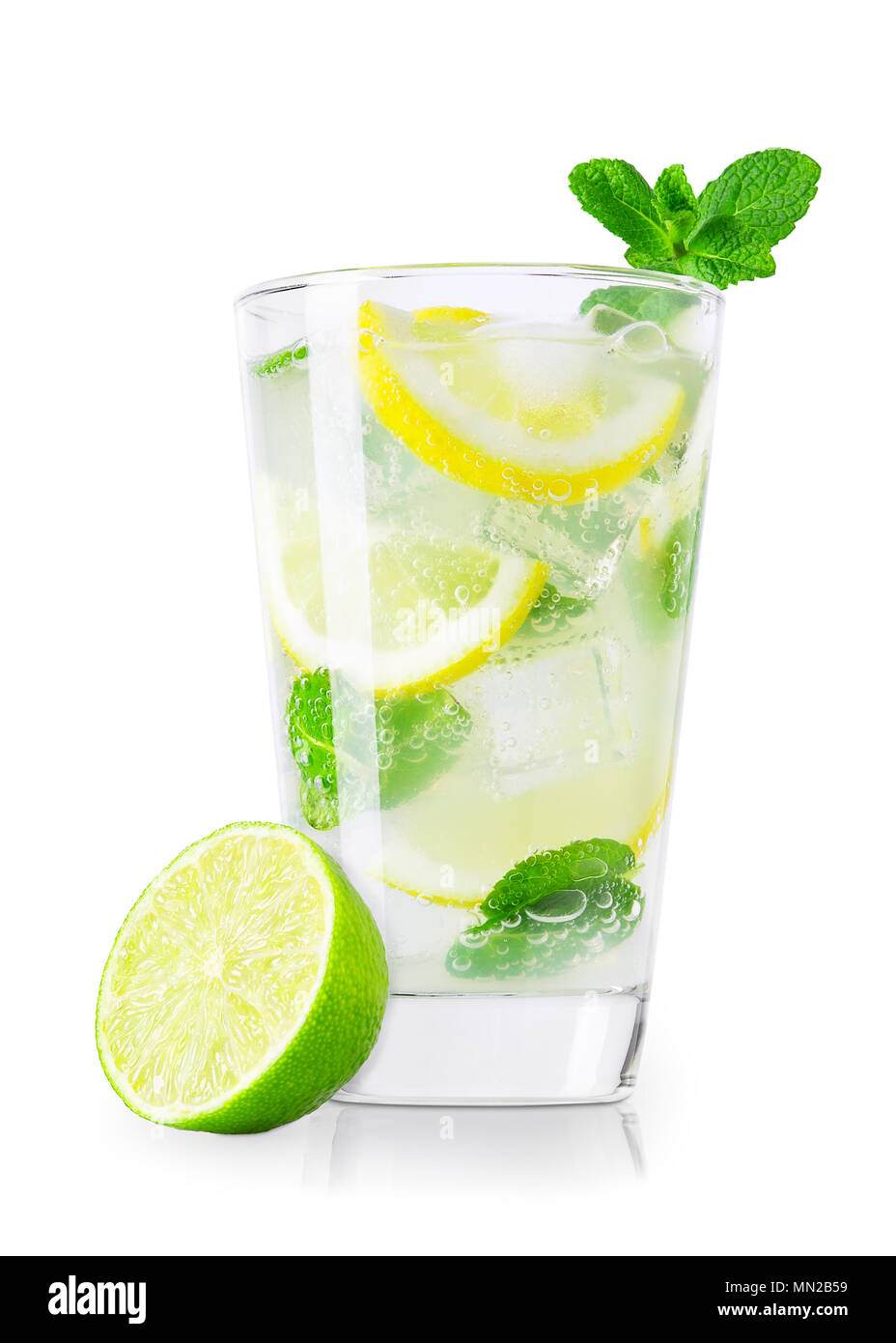 Bicchiere di limonata fredda isolato su bianco Foto Stock