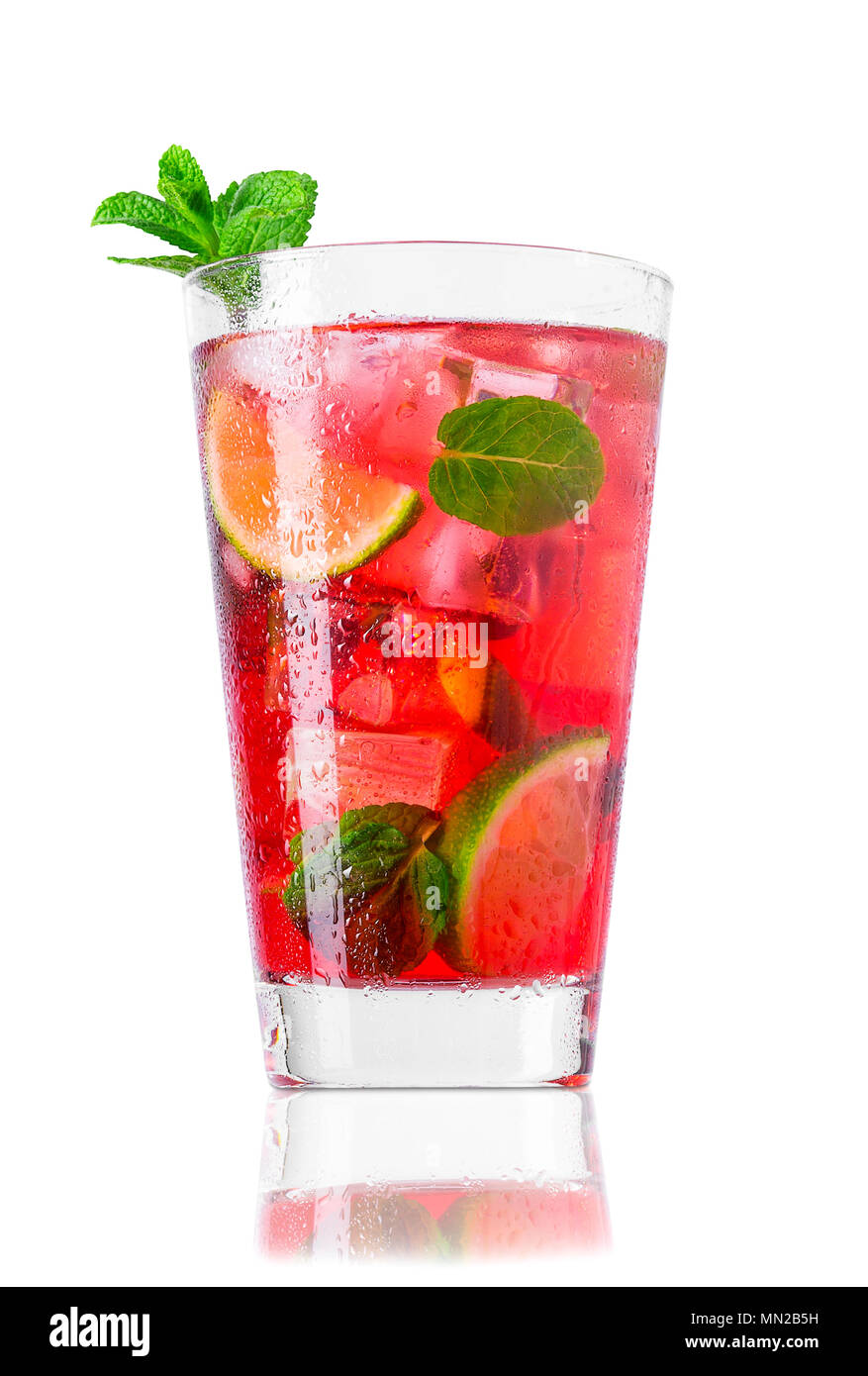 Vetro a freddo cocktail rosso isolato su bianco Foto Stock