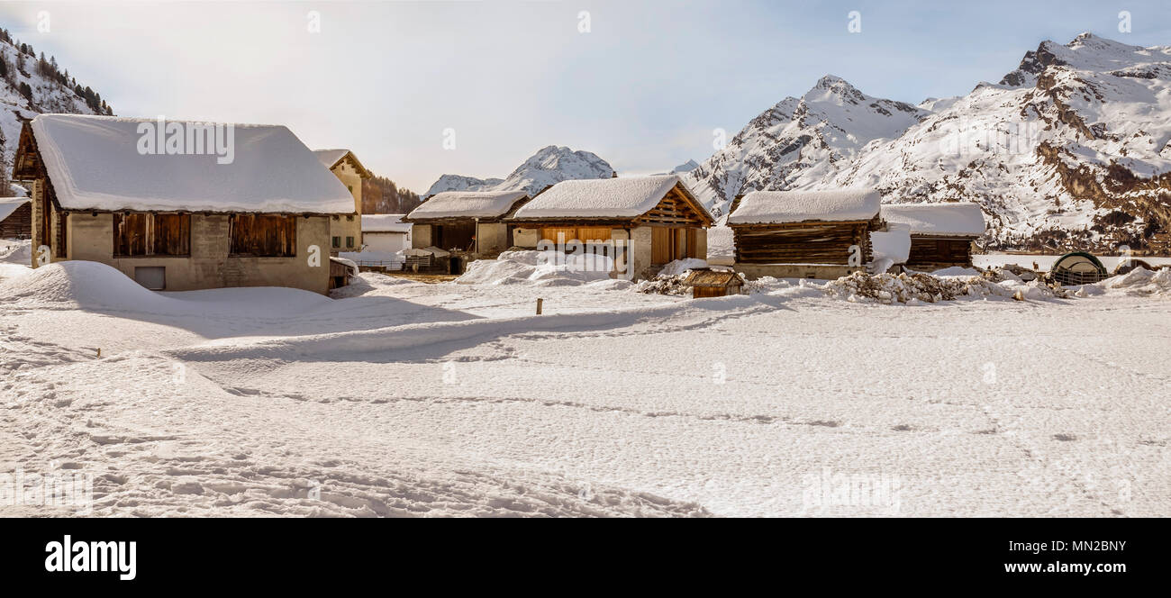 Blocco di legno case nel villaggio autentico Isola in inverno, Svizzera Foto Stock