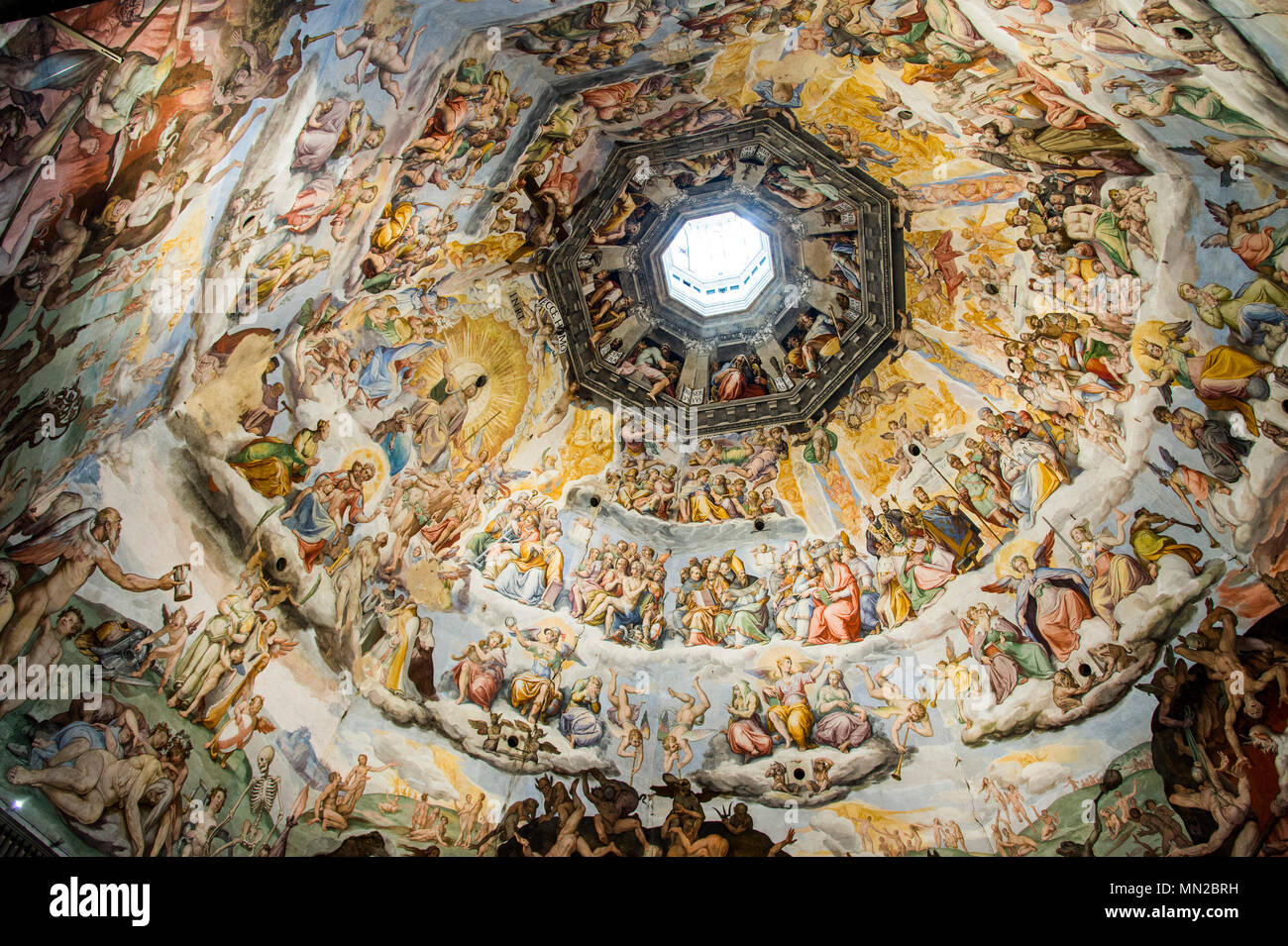 Gli affreschi sulla cupola della Cattedrale di Santa Maria del Fiore, il Duomo di Firenze, Sito Patrimonio Mondiale dell'UNESCO. Toscana, Italia, Europa Foto Stock