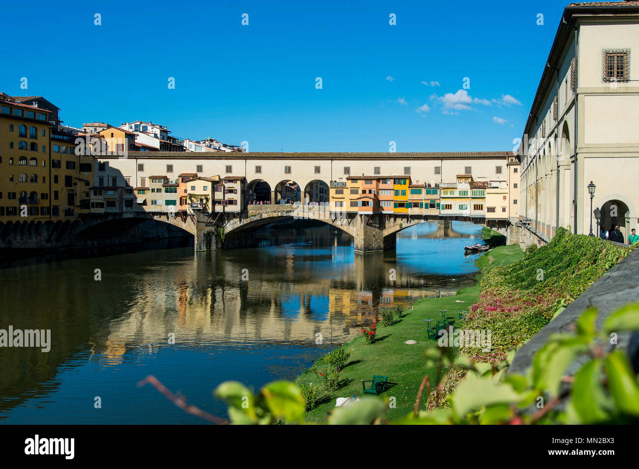 Ponte Vecchio e le rive del fiume Arno, in Firenze, Toscana, Italia Foto Stock