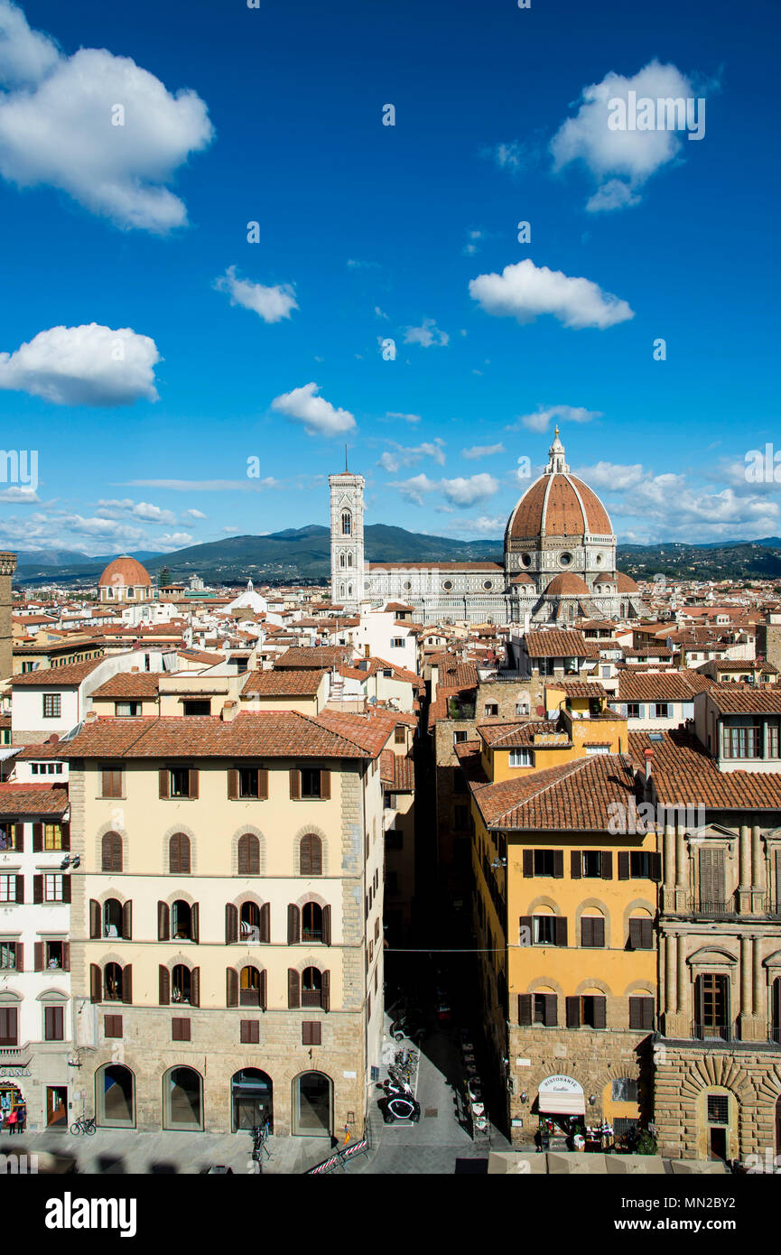 Vista sui tetti di Firenze, Sito Patrimonio Mondiale dell'UNESCO. Toscana, Italia, Europa. La Cattedrale di Santa Maria del Fiore, il Duomo di Floren Foto Stock