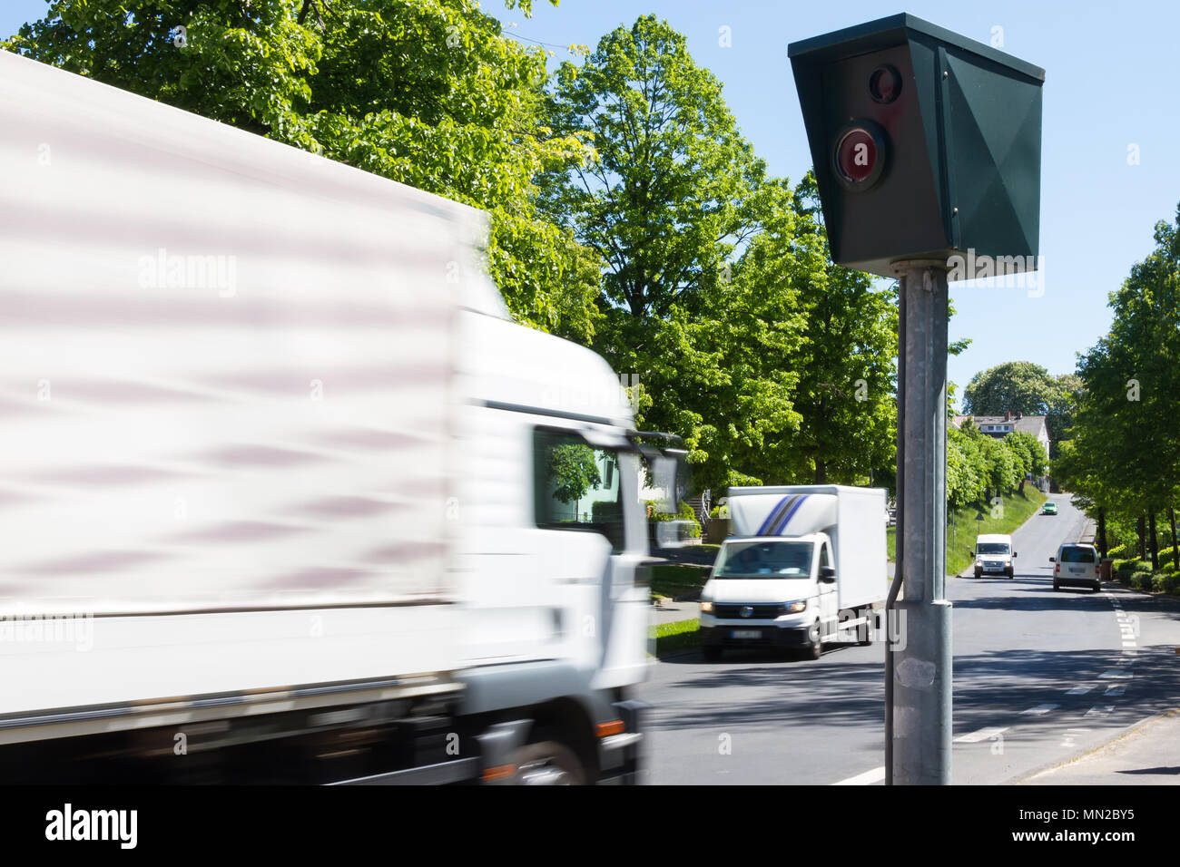 Autovelox con camion da corsa in una giornata di sole Foto Stock