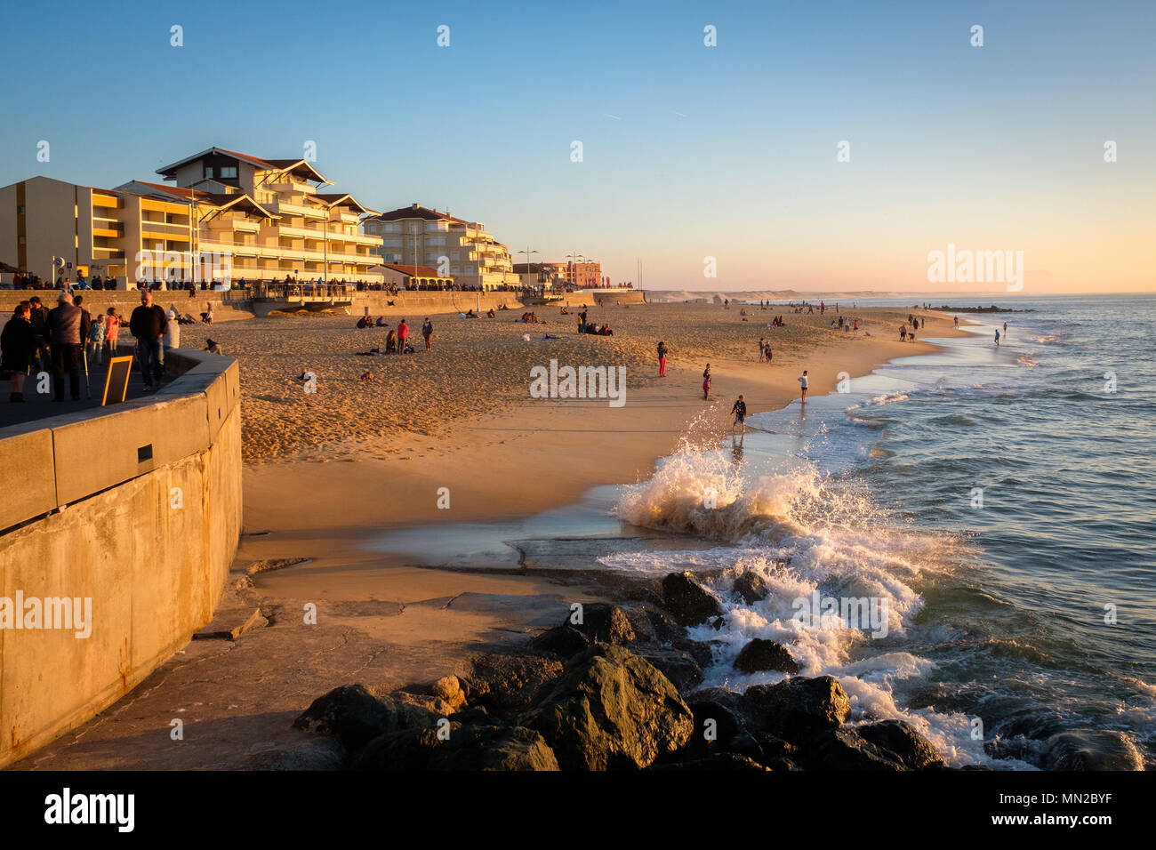 Capbreton (sud-ovest della Francia). "Plage de l'Estacade' spiaggia al tramonto. Bambini che giocano nella sabbia, nuotatori e Walkers. Foto Stock