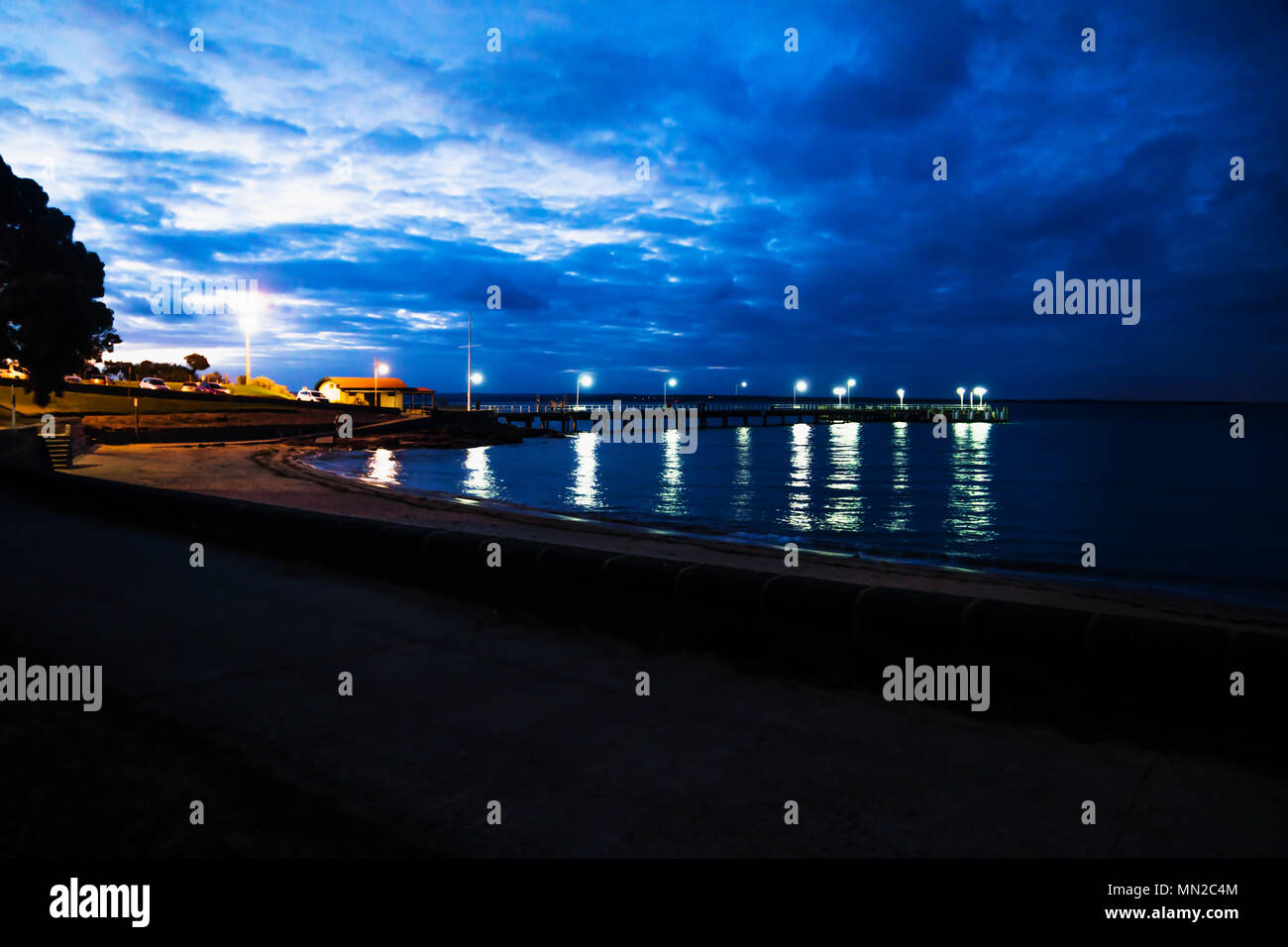 Il Molo Jetty con luci di notte con drammatica cloudscape blu, Cowes, Phillip Island, Victoria, Australia Foto Stock