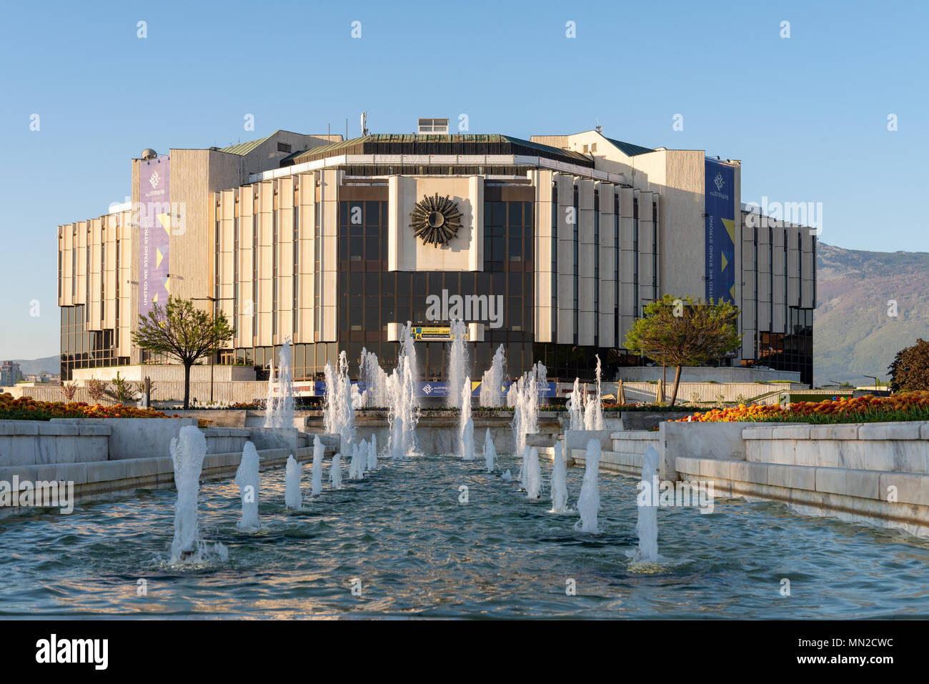 Sofia, Bulgaria - 22 Aprile 2018: vista laterale anteriore del Palazzo Nazionale della Cultura o NDK - la più grande conferenza multifunzionali e al centro esposizioni Foto Stock