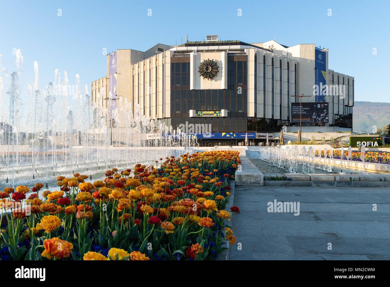 Sofia, Bulgaria - 22 Aprile 2018: vista laterale anteriore del Palazzo Nazionale della Cultura o NDK - la più grande conferenza multifunzionali e al centro esposizioni Foto Stock