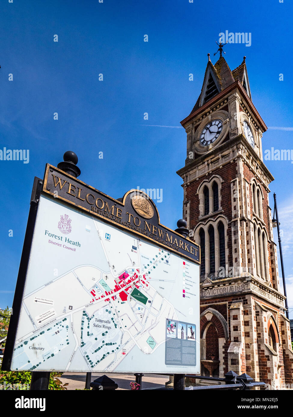 Benvenuti a Newmarket - Newmarket Tourism - Torre dell'orologio e cartello su High Street a Newmarket Suffolk. Costruito nel 1887 per il Giubileo di Diamante della Regina Vittoria Foto Stock